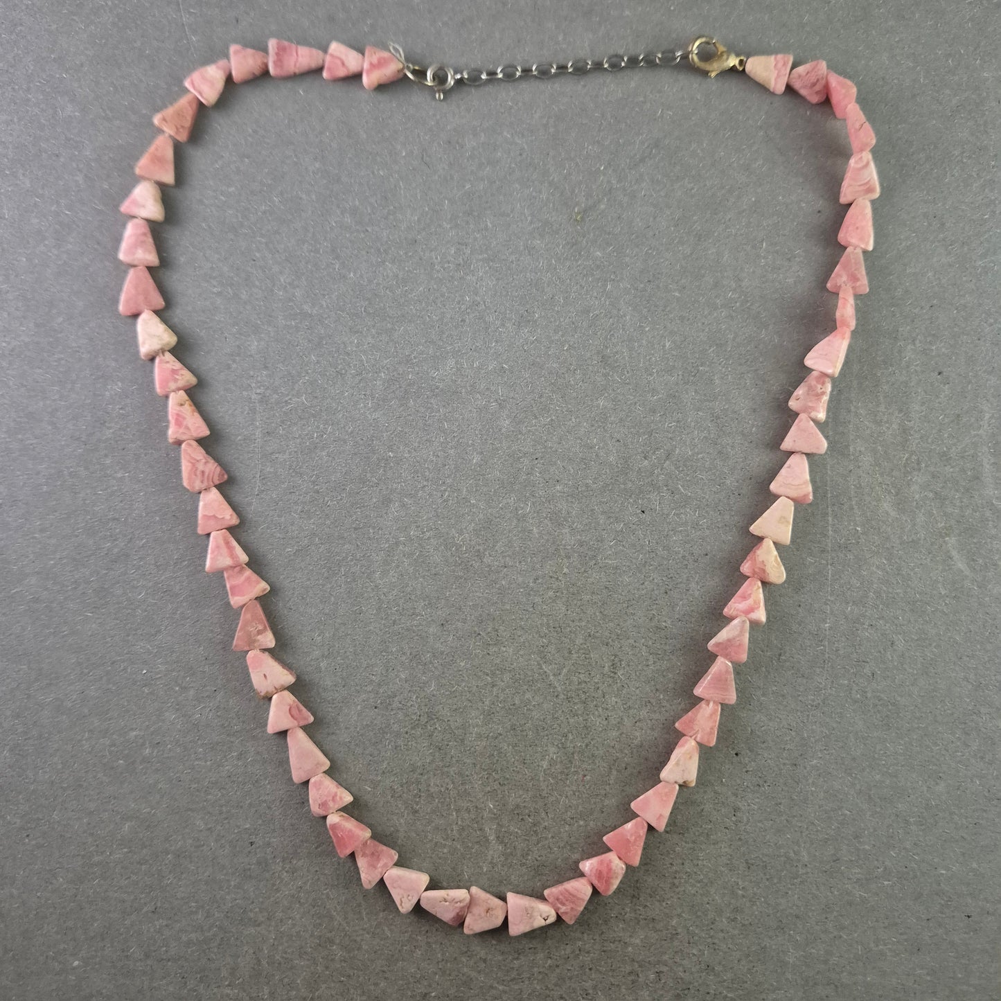 Halskette aus rosa Naturstein – Dreieckige Perlen in sanfter Farbgebung