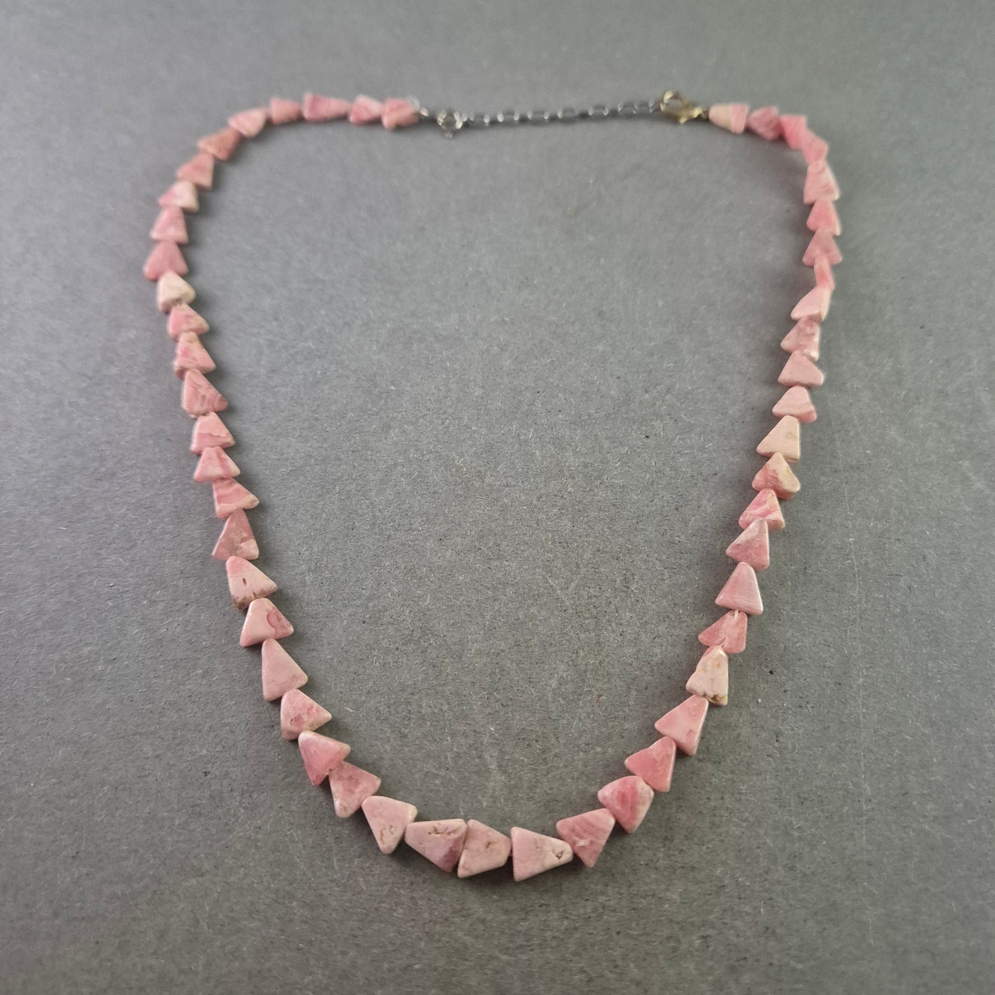 Halskette aus rosa Naturstein – Dreieckige Perlen in sanfter Farbgebung