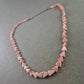 Halskette aus rosa Naturstein – Dreieckige Perlen in sanfter Farbgebung