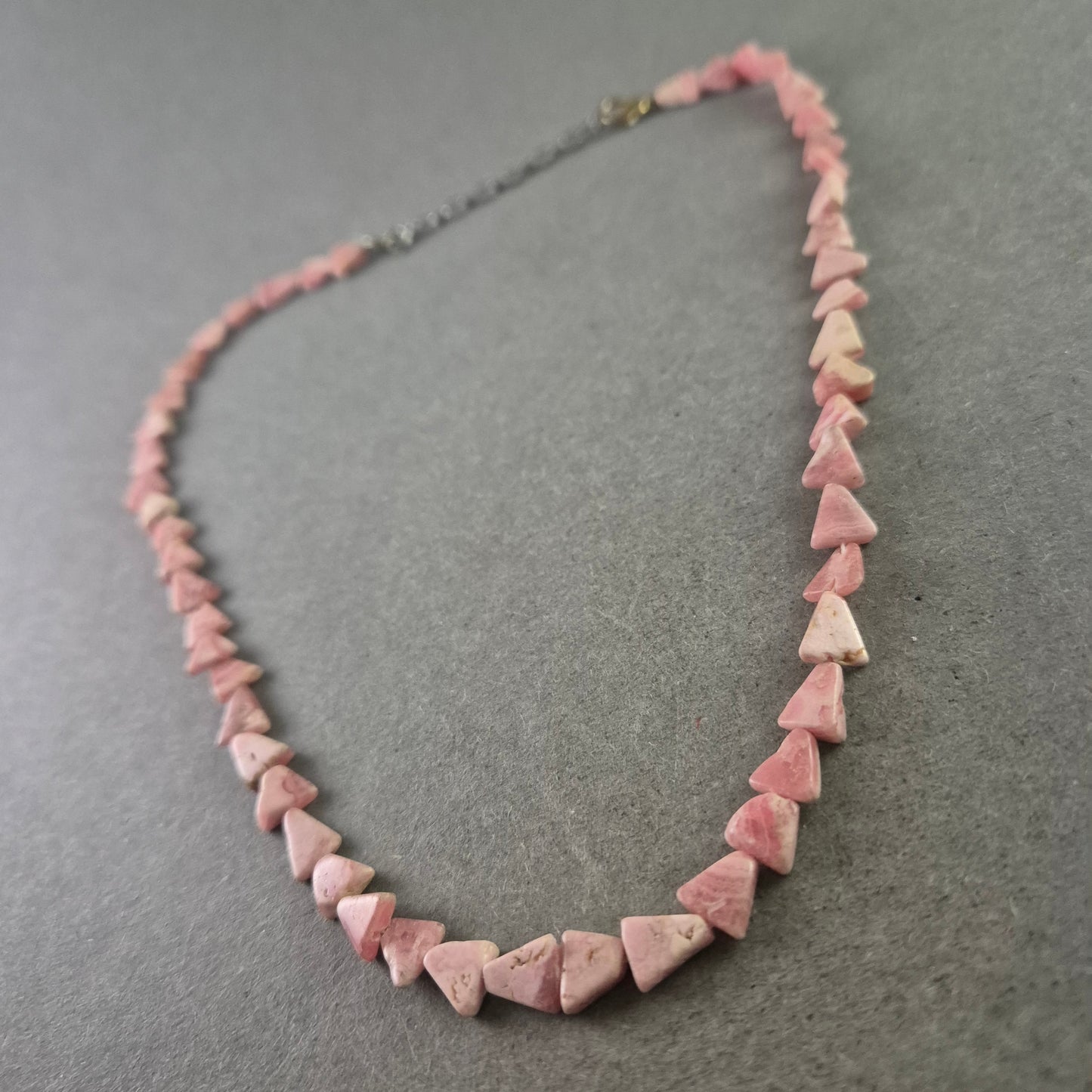 Halskette aus rosa Naturstein – Dreieckige Perlen in sanfter Farbgebung