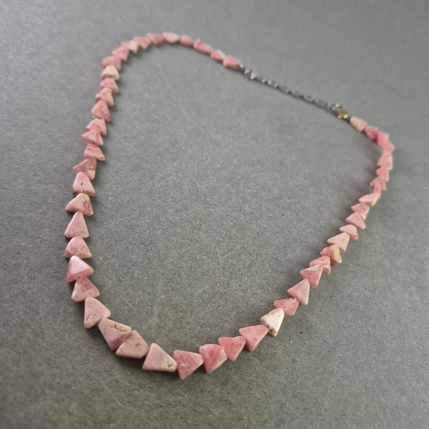 Halskette aus rosa Naturstein – Dreieckige Perlen in sanfter Farbgebung