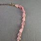 Halskette aus rosa Naturstein – Dreieckige Perlen in sanfter Farbgebung