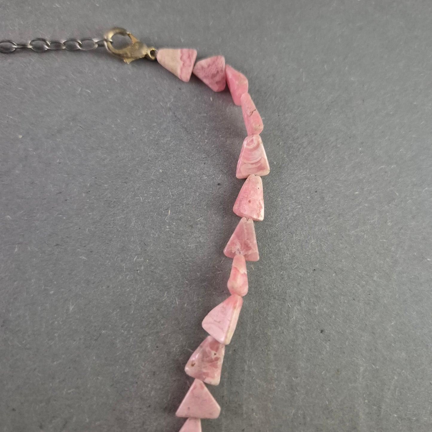 Halskette aus rosa Naturstein – Dreieckige Perlen in sanfter Farbgebung