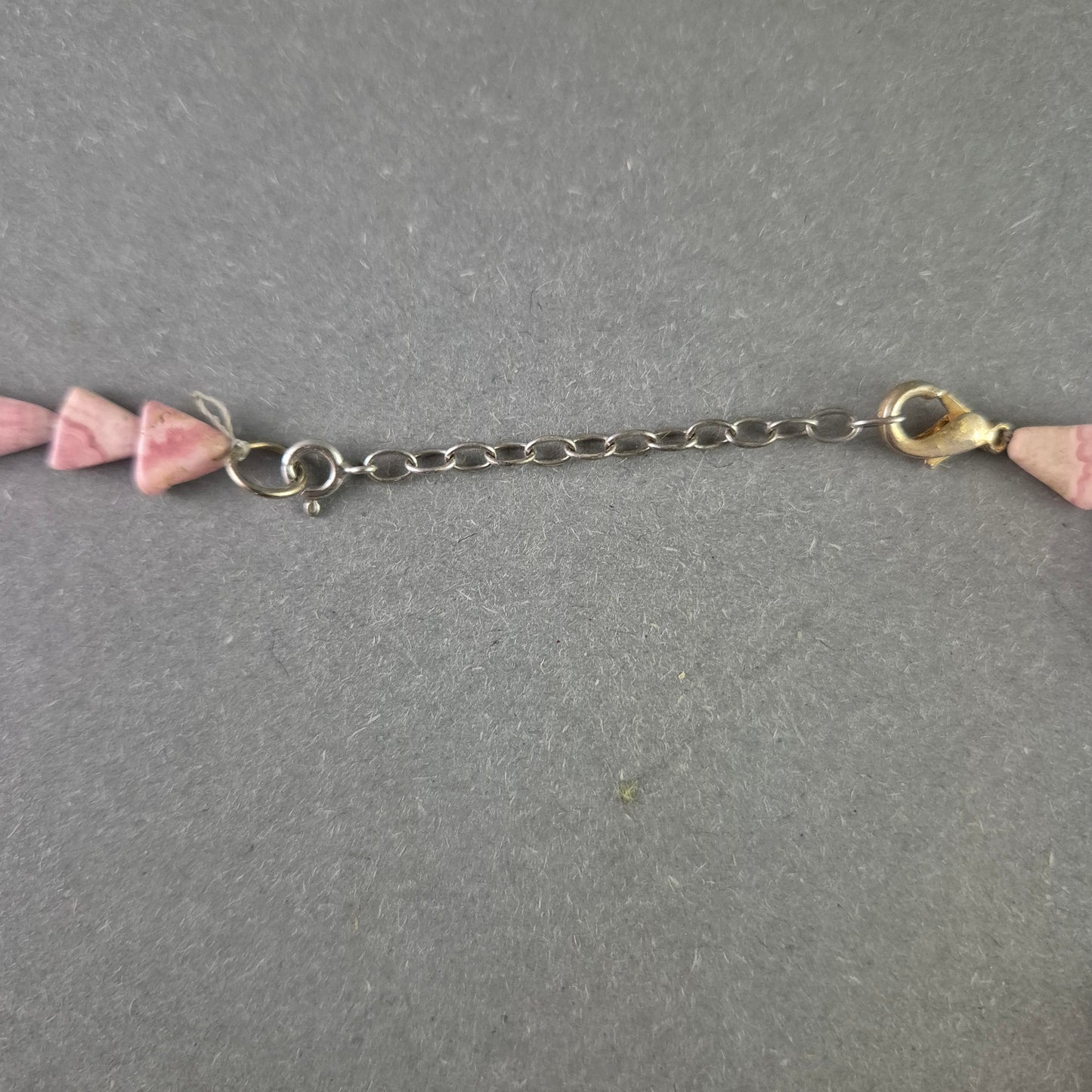 Halskette aus rosa Naturstein – Dreieckige Perlen in sanfter Farbgebung