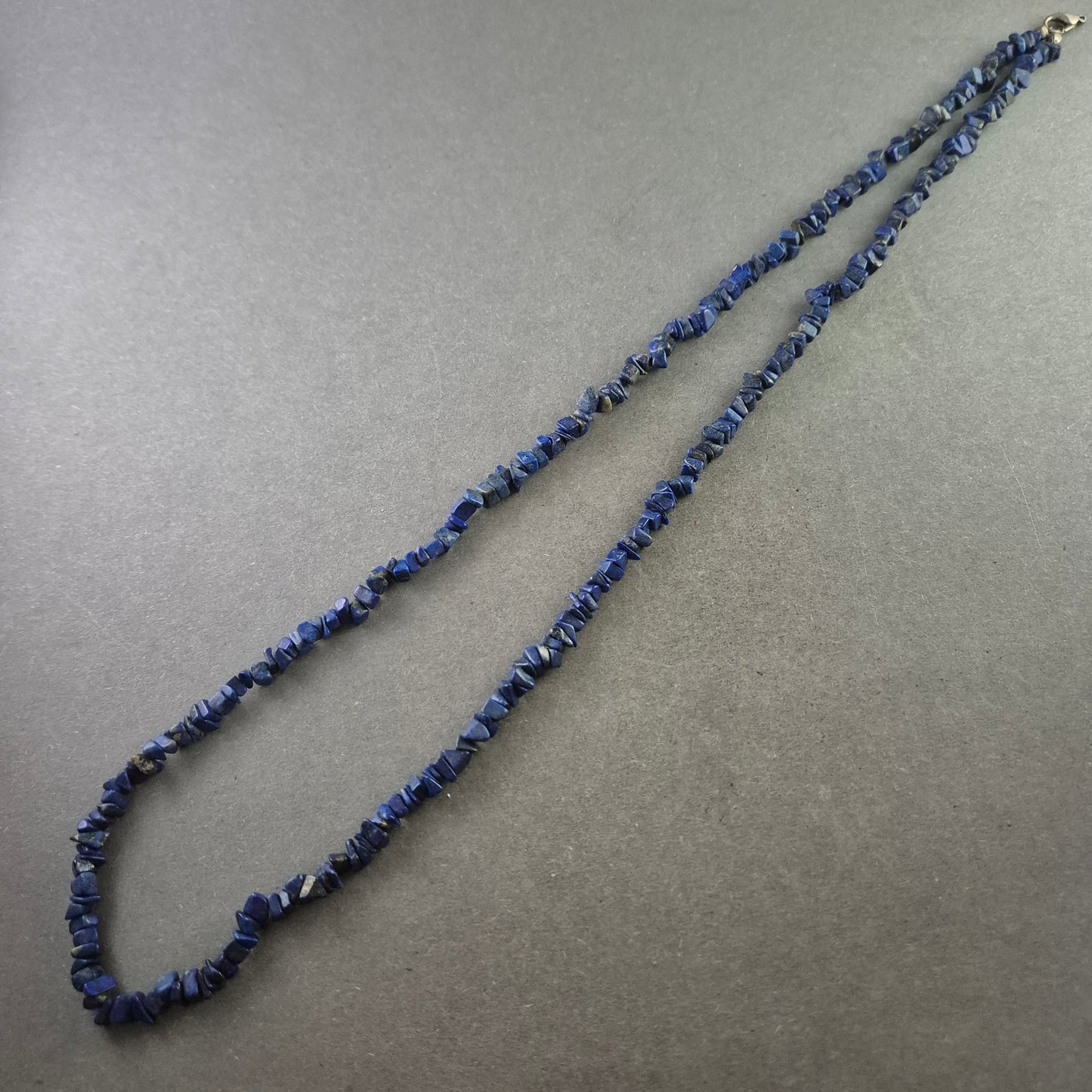 Elegante Kette aus Lapislazuli-Splittern – Ausdrucksstark in Tiefblau