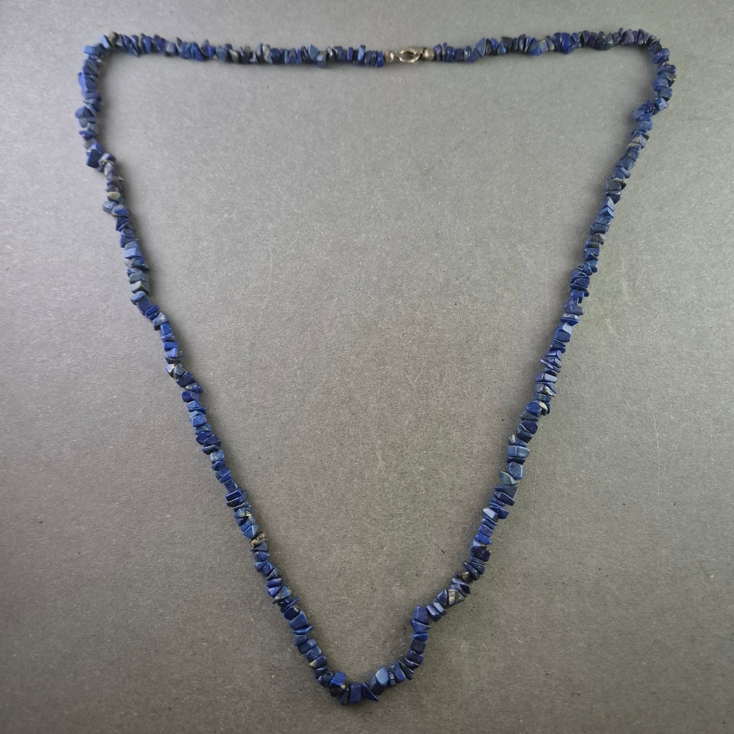 Elegante Kette aus Lapislazuli-Splittern – Ausdrucksstark in Tiefblau