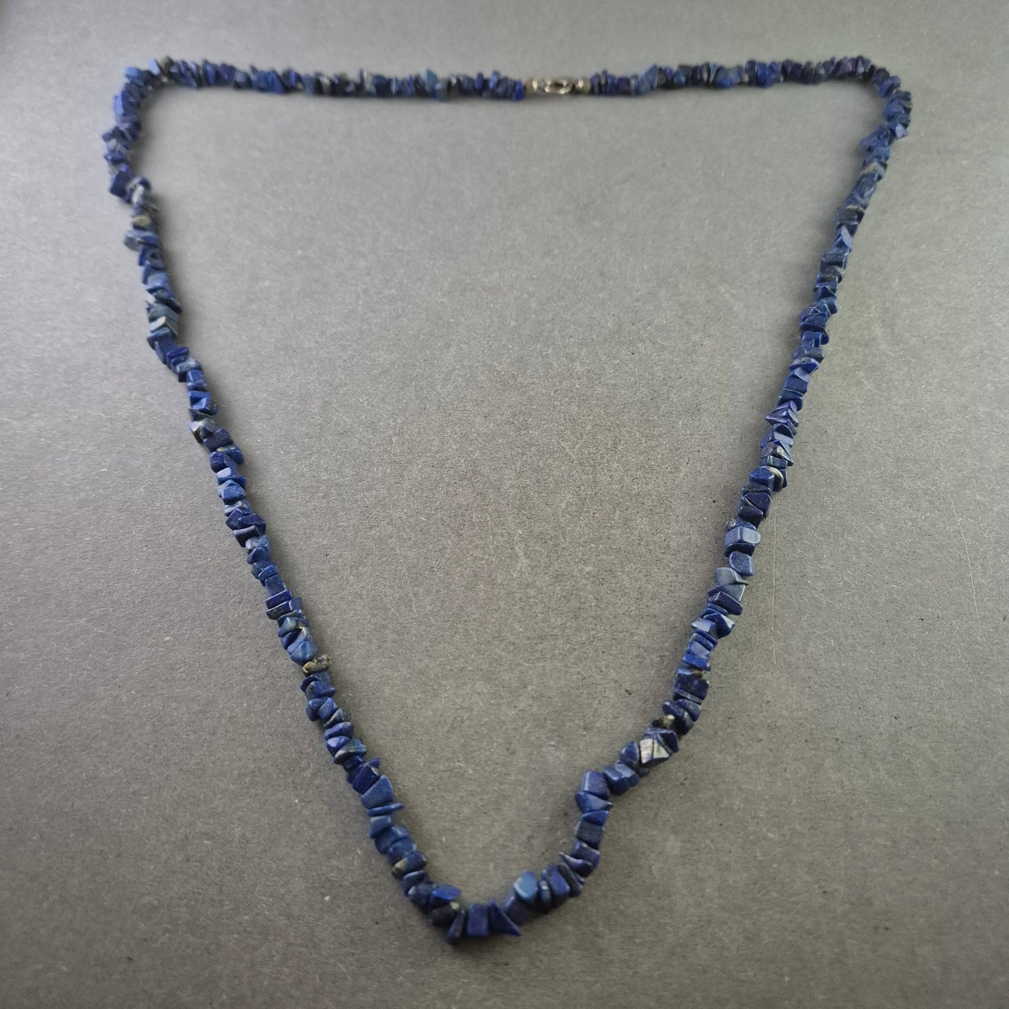 Elegante Kette aus Lapislazuli-Splittern – Ausdrucksstark in Tiefblau