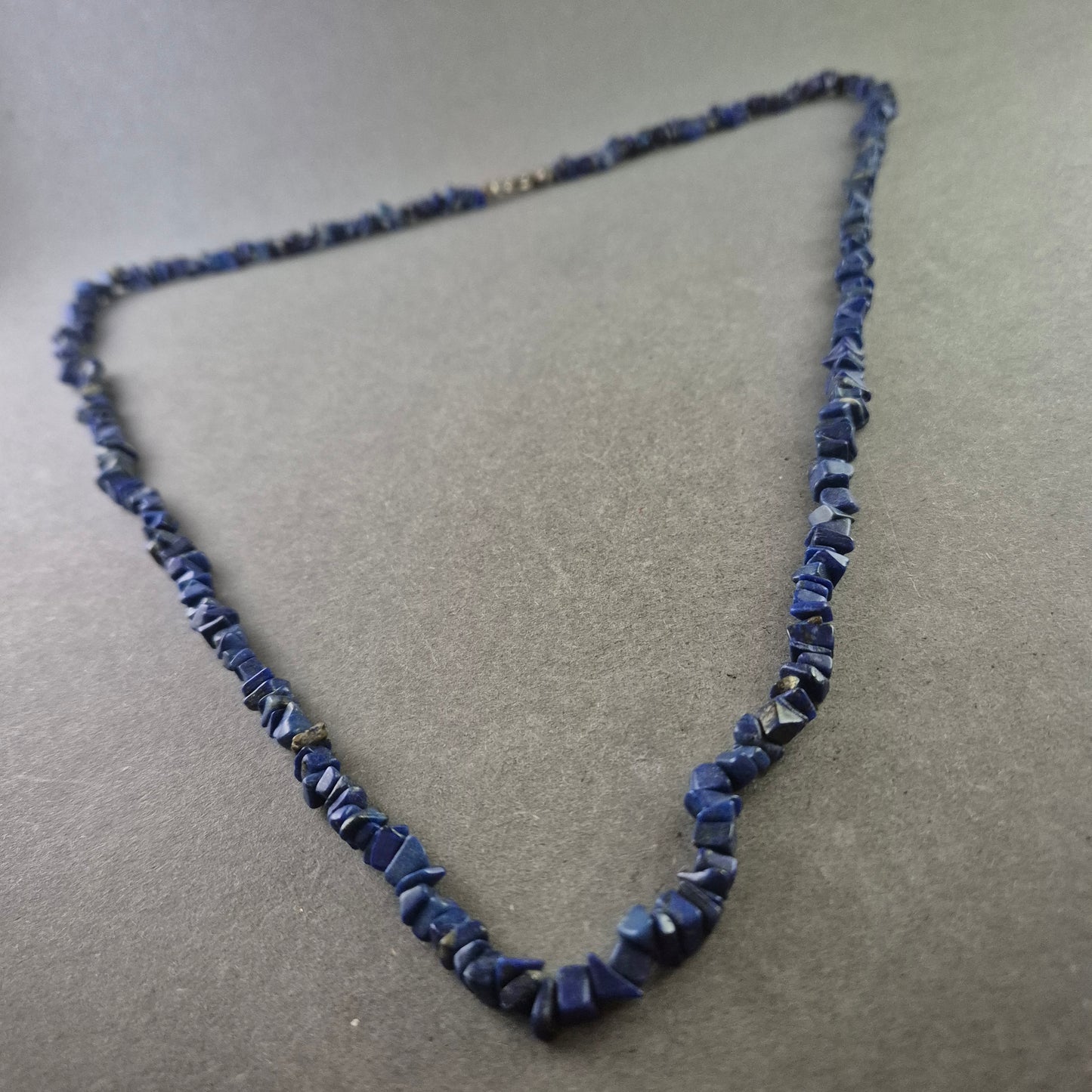 Elegante Kette aus Lapislazuli-Splittern – Ausdrucksstark in Tiefblau