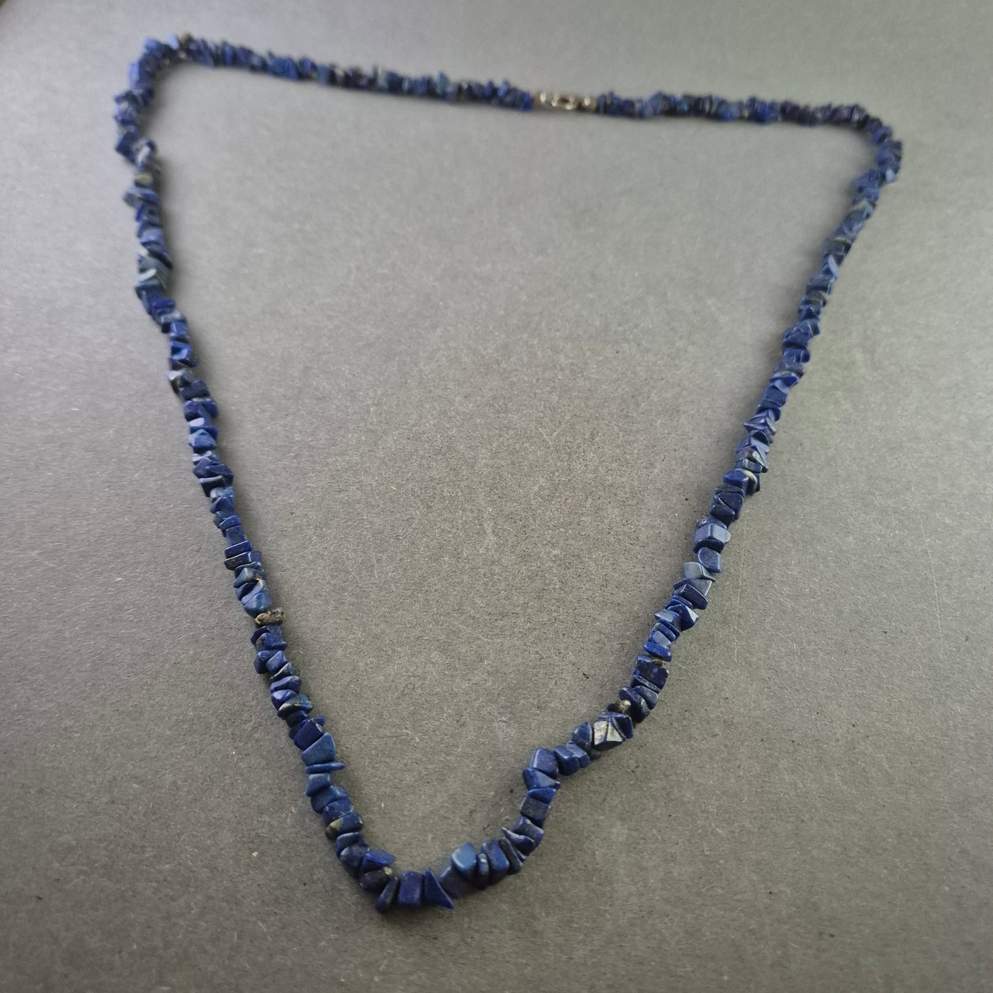 Elegante Kette aus Lapislazuli-Splittern – Ausdrucksstark in Tiefblau