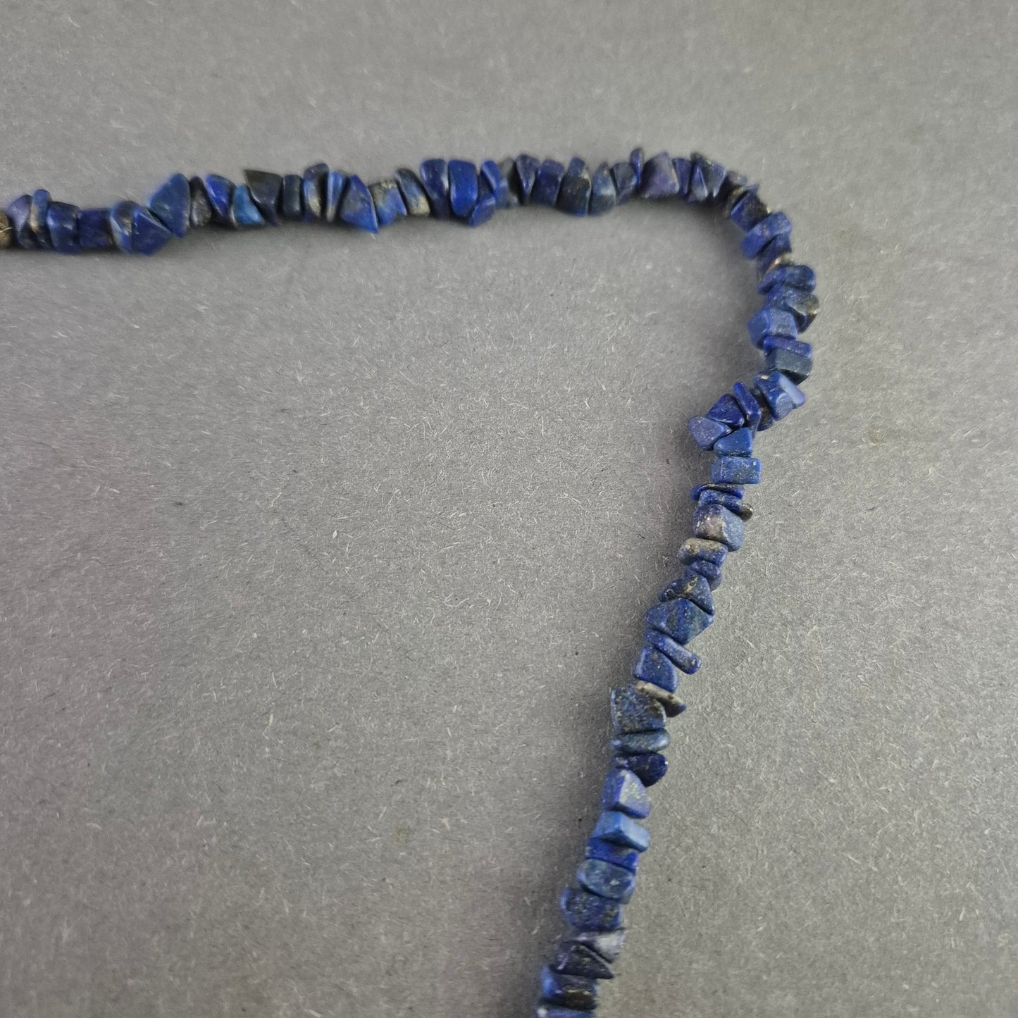 Elegante Kette aus Lapislazuli-Splittern – Ausdrucksstark in Tiefblau