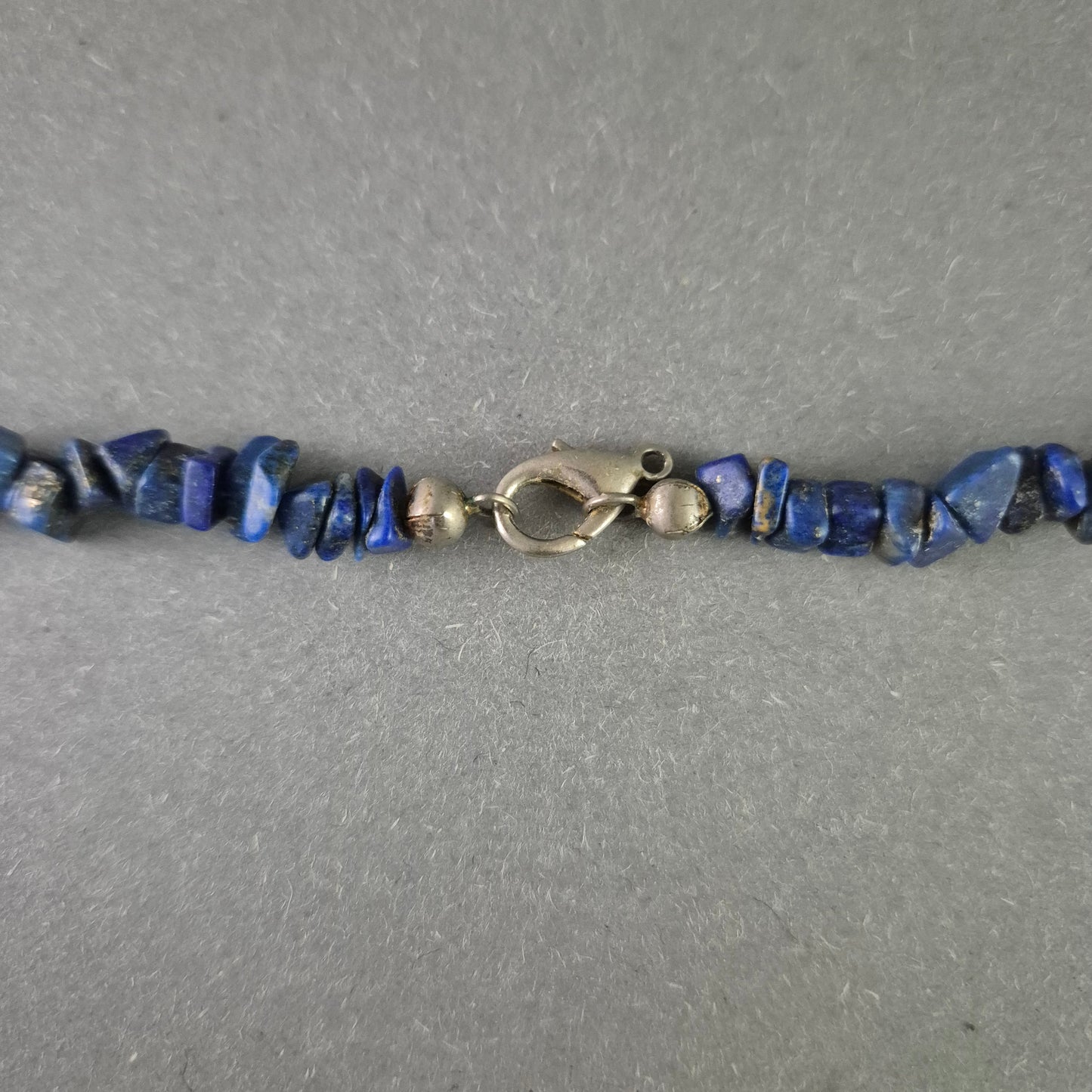 Elegante Kette aus Lapislazuli-Splittern – Ausdrucksstark in Tiefblau