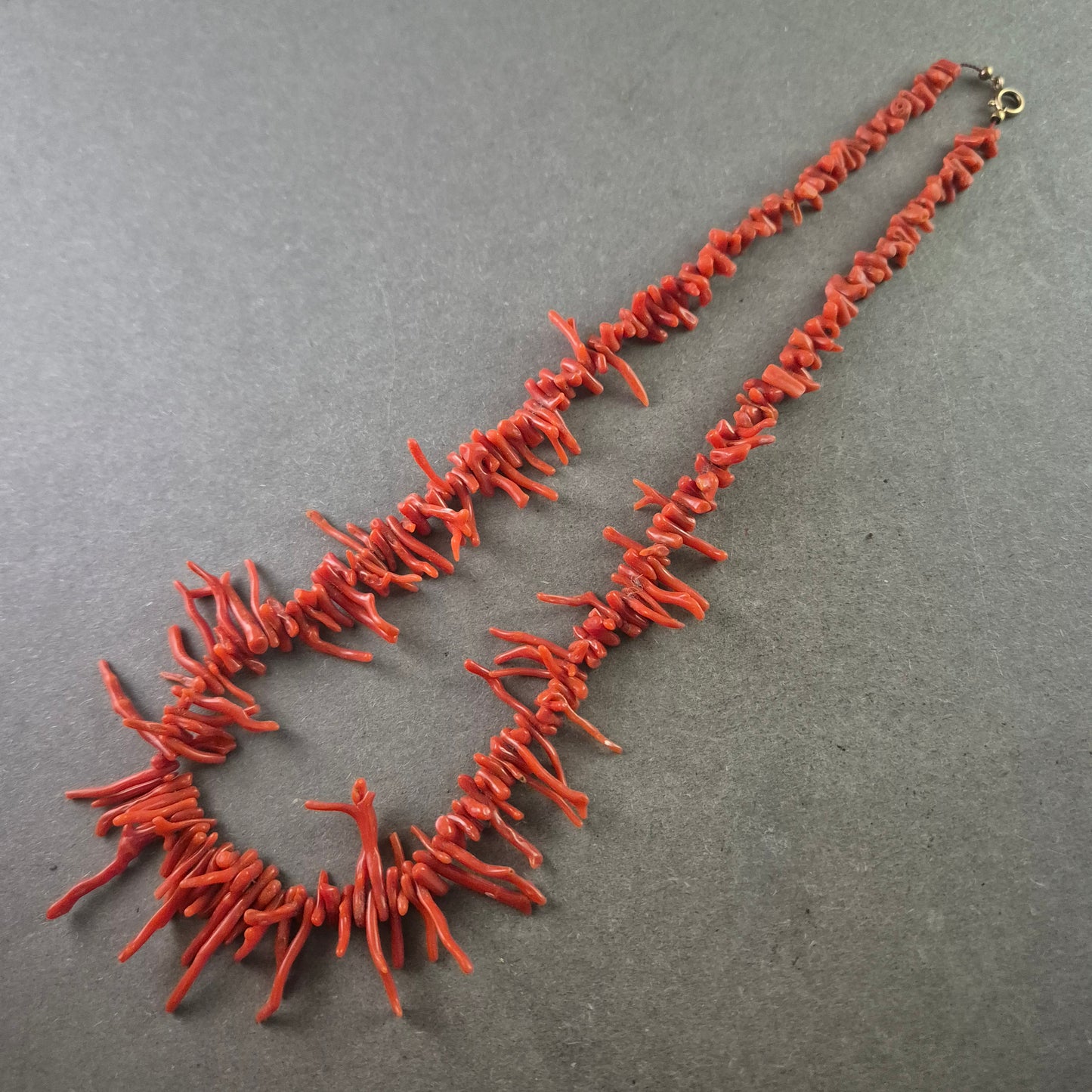 Auffällige rote Korallen Halskette – Naturdesign mit mediterranem Flair