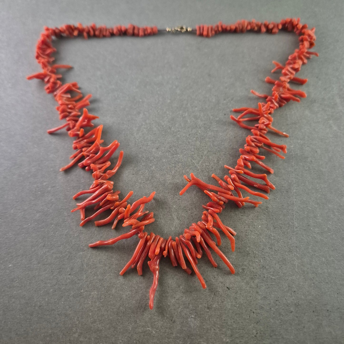 Auffällige rote Korallen Halskette – Naturdesign mit mediterranem Flair