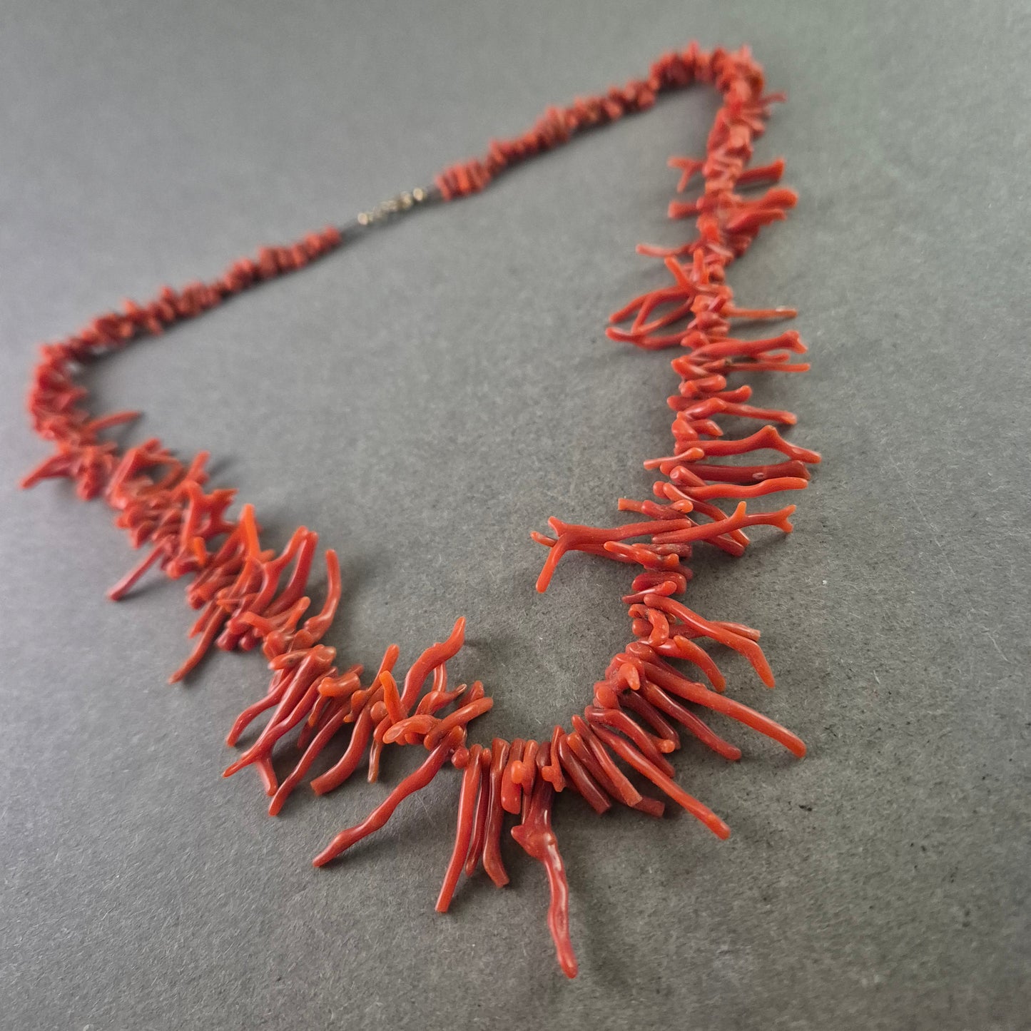 Auffällige rote Korallen Halskette – Naturdesign mit mediterranem Flair