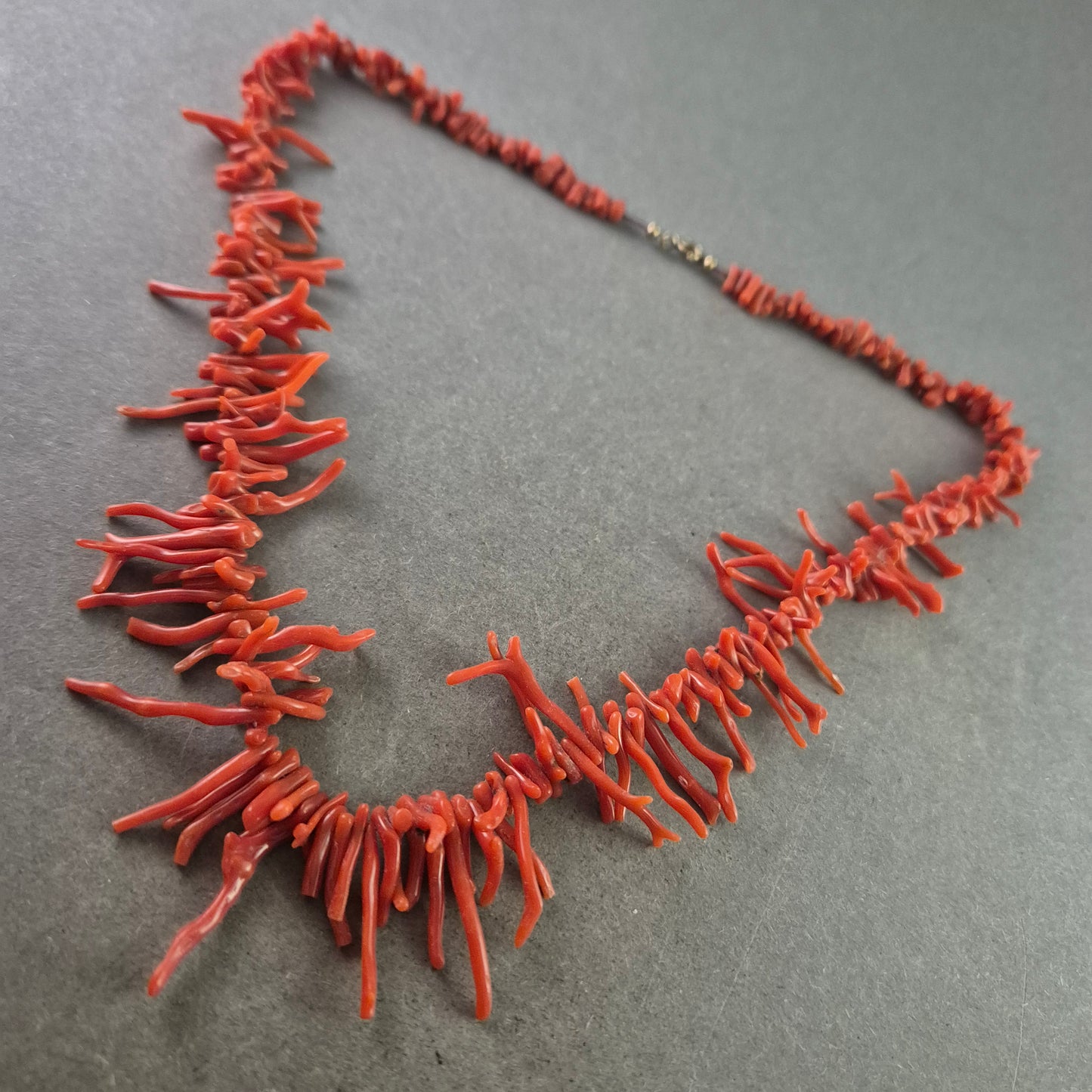 Auffällige rote Korallen Halskette – Naturdesign mit mediterranem Flair