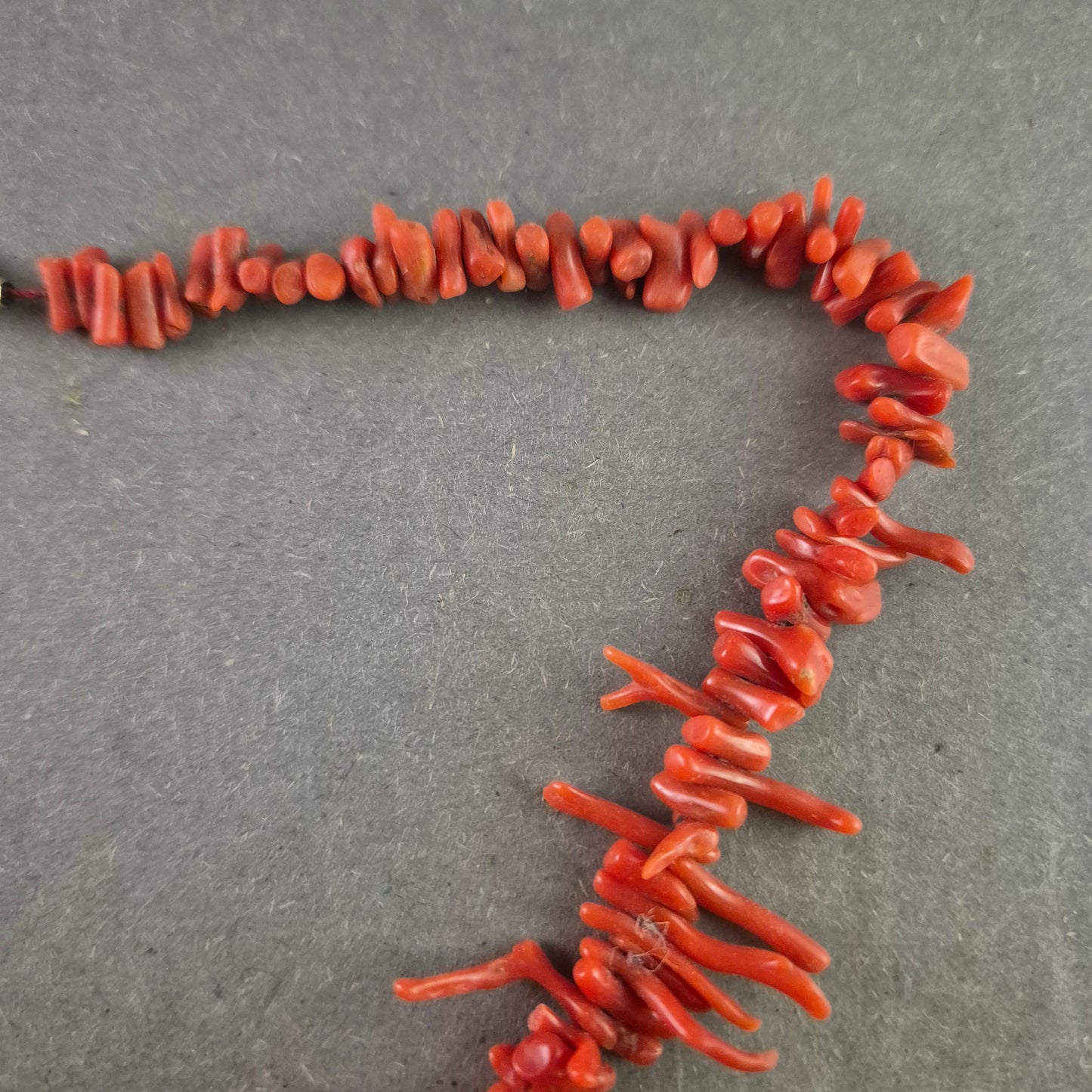 Auffällige rote Korallen Halskette – Naturdesign mit mediterranem Flair