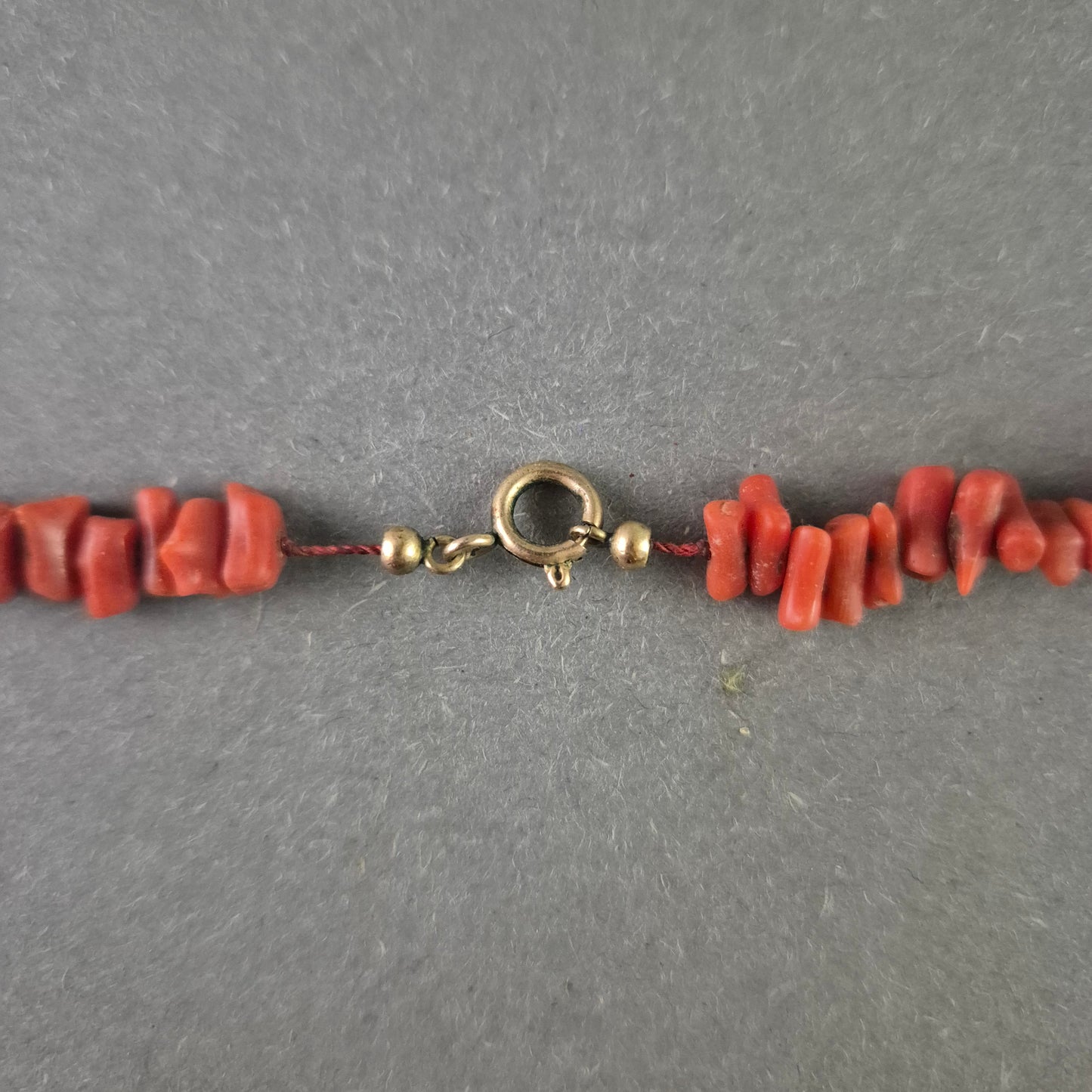 Auffällige rote Korallen Halskette – Naturdesign mit mediterranem Flair