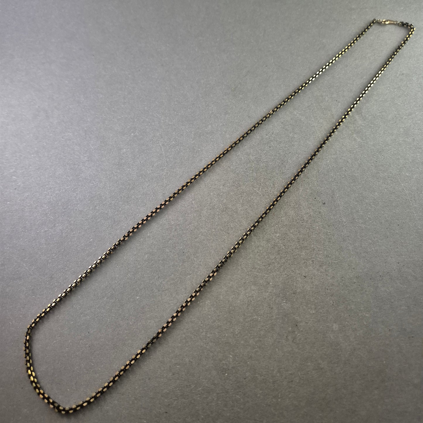 Elegante zweifarbige Kette mit schwarzem Faden – Moderner Vintage-Charme