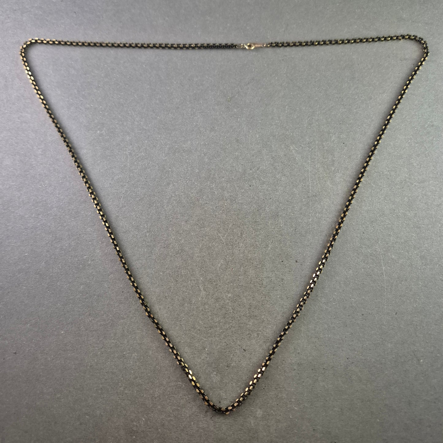 Elegante zweifarbige Kette mit schwarzem Faden – Moderner Vintage-Charme