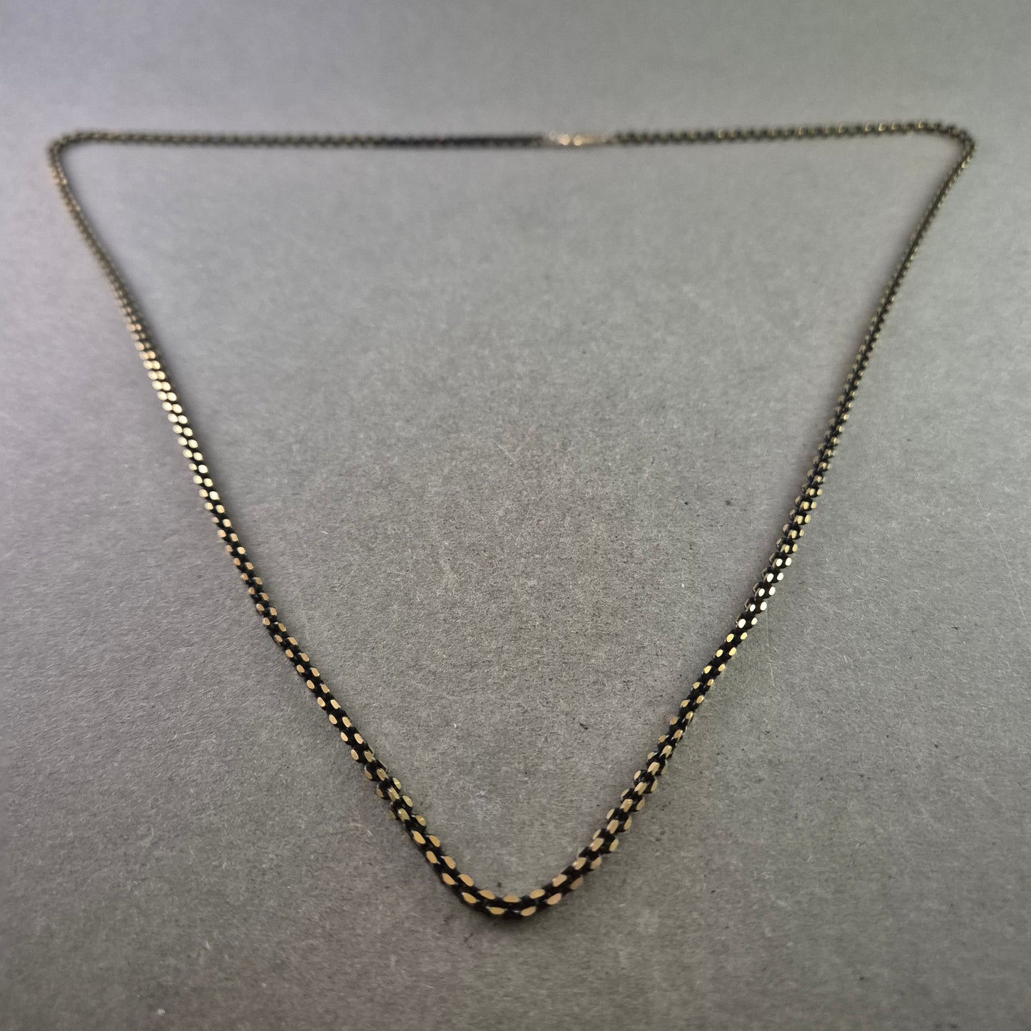 Elegante zweifarbige Kette mit schwarzem Faden – Moderner Vintage-Charme