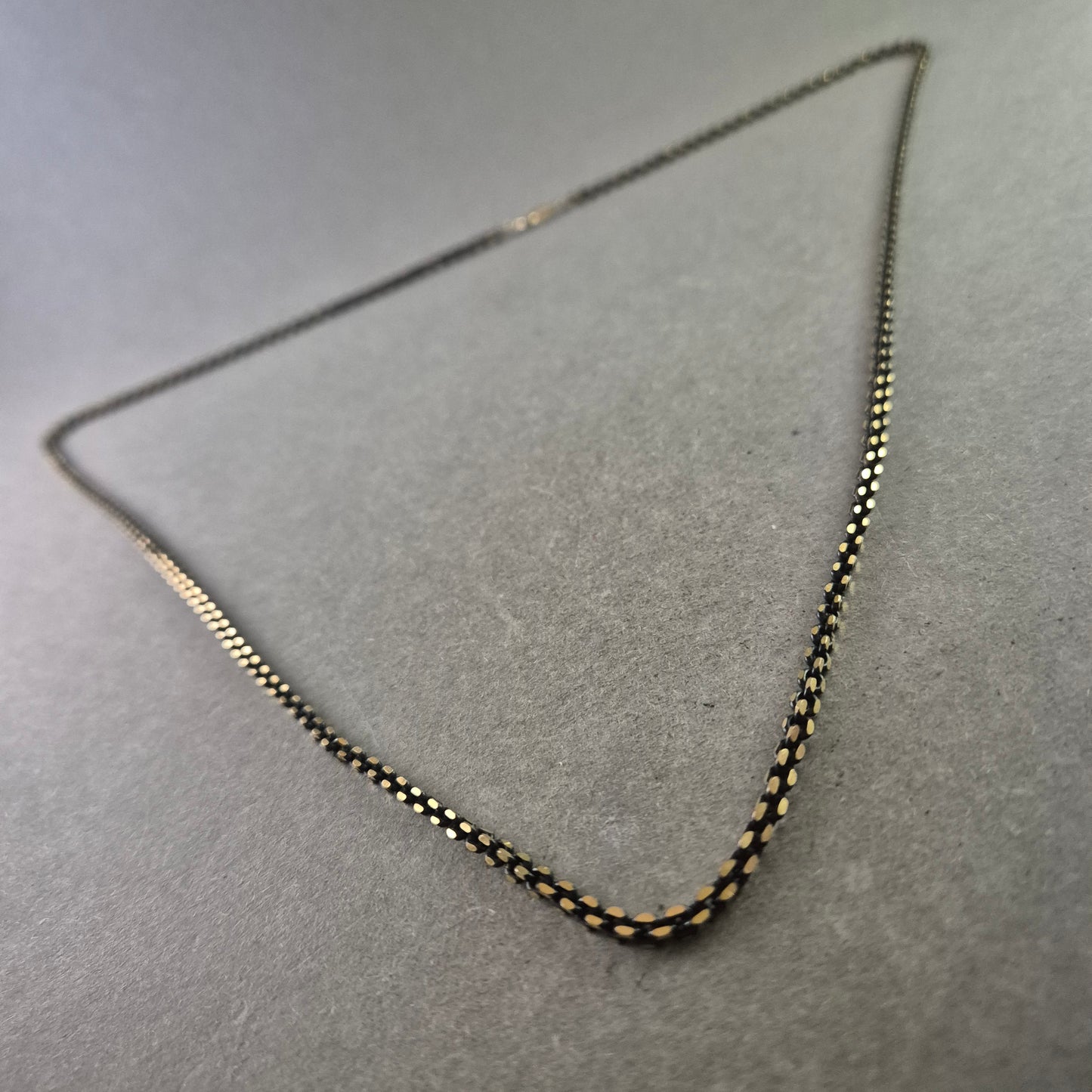 Elegante zweifarbige Kette mit schwarzem Faden – Moderner Vintage-Charme