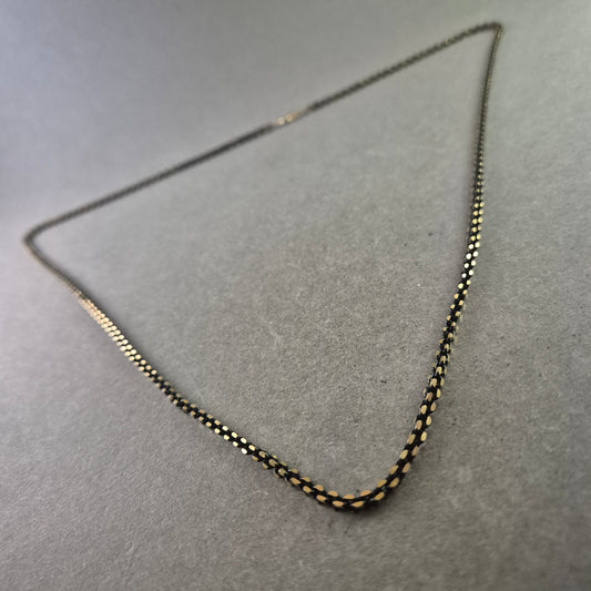 Elegante zweifarbige Kette mit schwarzem Faden – Moderner Vintage-Charme