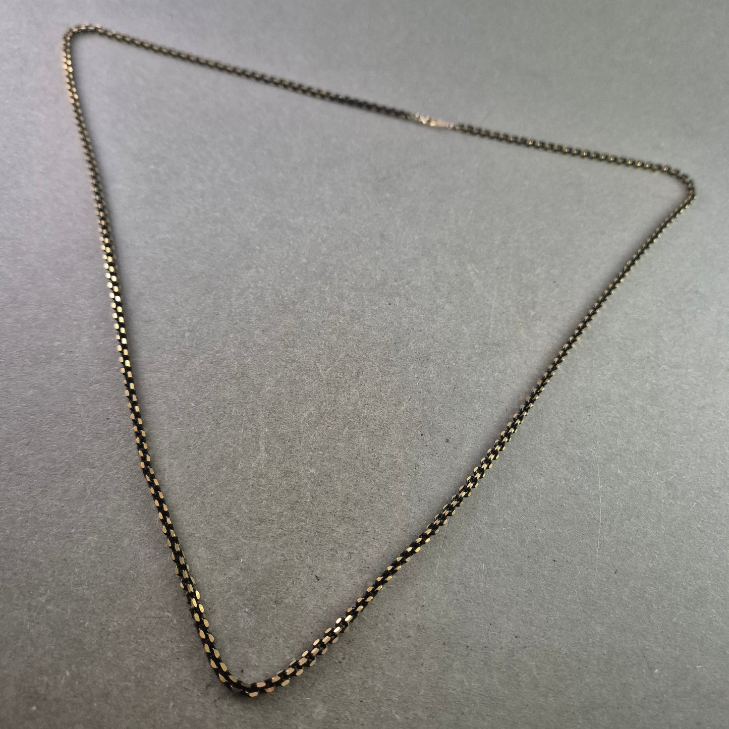 Elegante zweifarbige Kette mit schwarzem Faden – Moderner Vintage-Charme