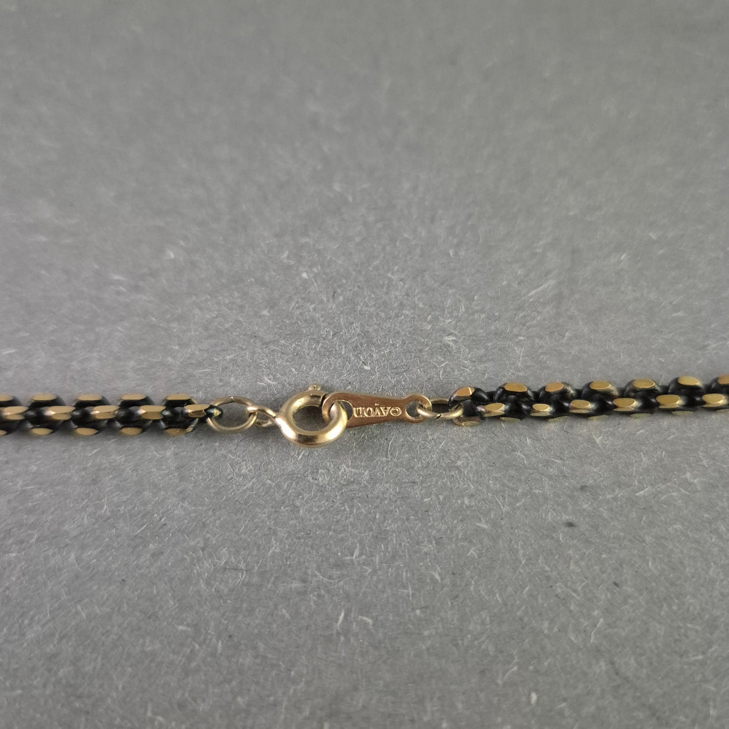 Elegante zweifarbige Kette mit schwarzem Faden – Moderner Vintage-Charme