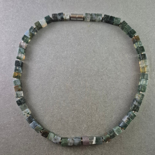 Elegante Halskette aus Moosachat-Würfeln – Naturstein in geometrischer Form