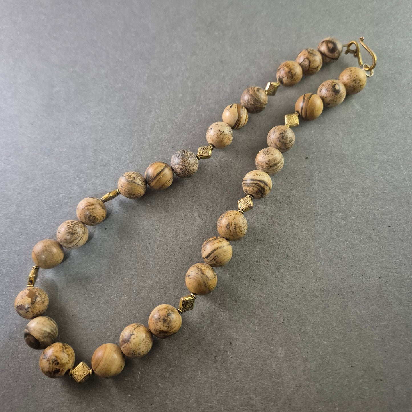 Vintage Halskette mit beige gemaserten Steinen – Naturdesign im Ethno-Stil