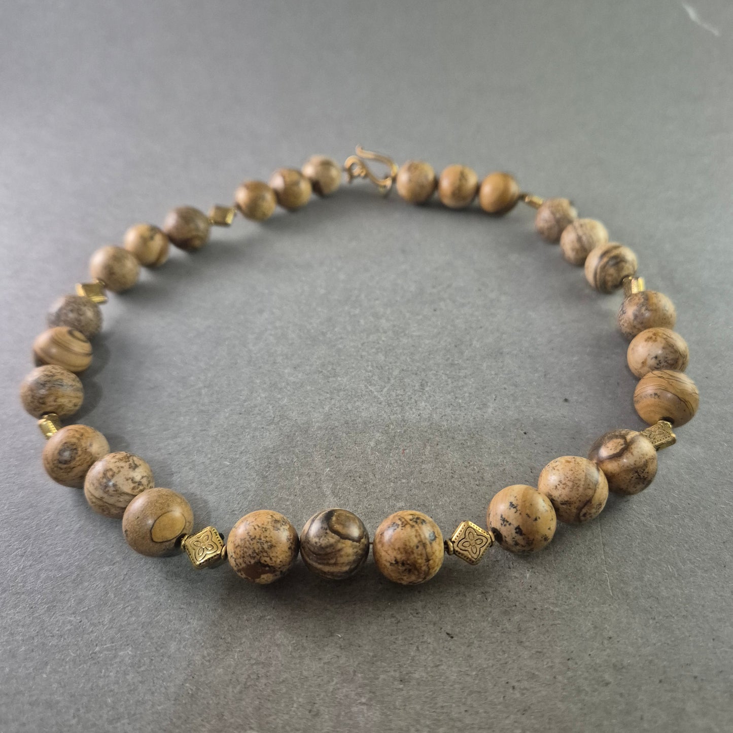 Vintage Halskette mit beige gemaserten Steinen – Naturdesign im Ethno-Stil