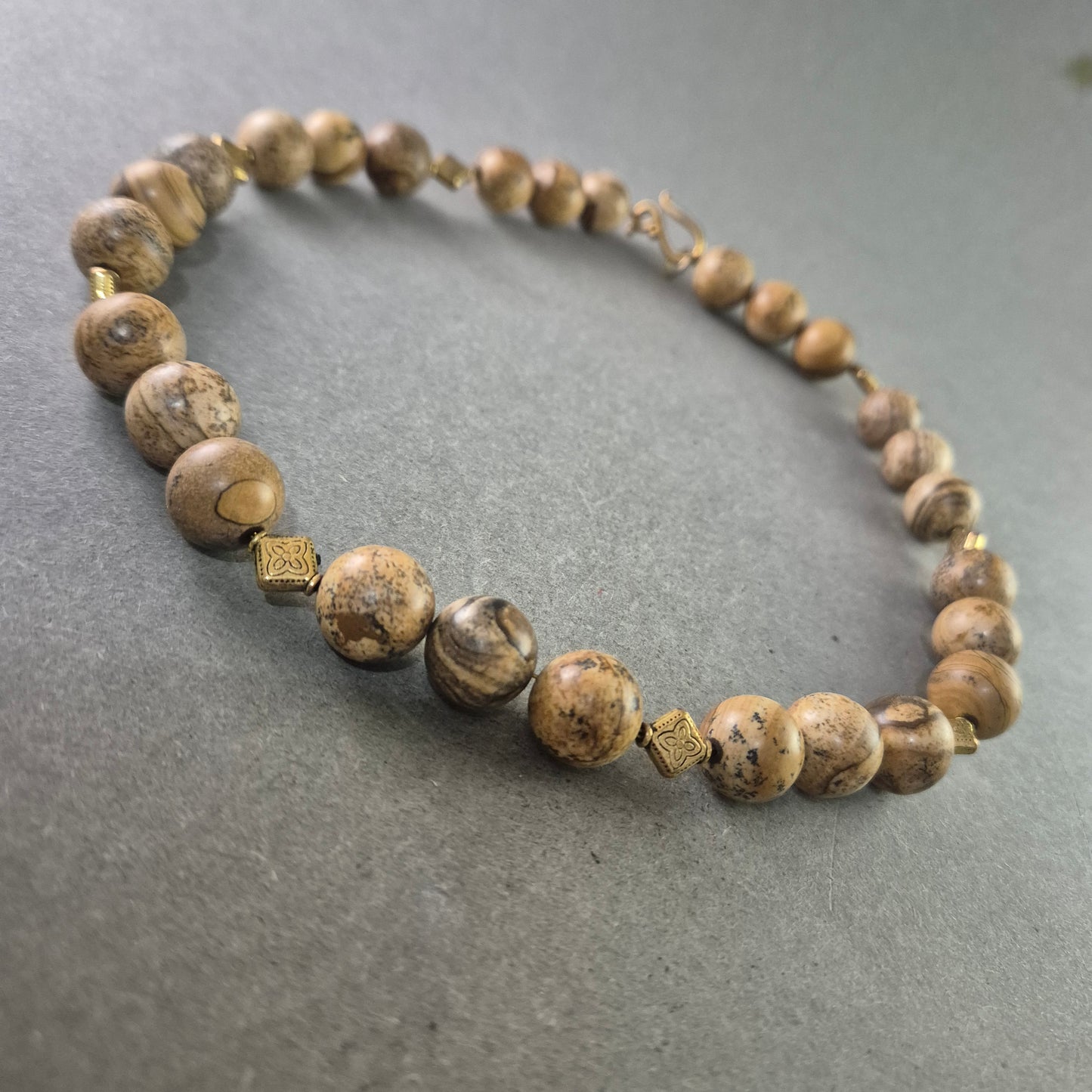 Vintage Halskette mit beige gemaserten Steinen – Naturdesign im Ethno-Stil