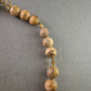 Vintage Halskette mit beige gemaserten Steinen – Naturdesign im Ethno-Stil