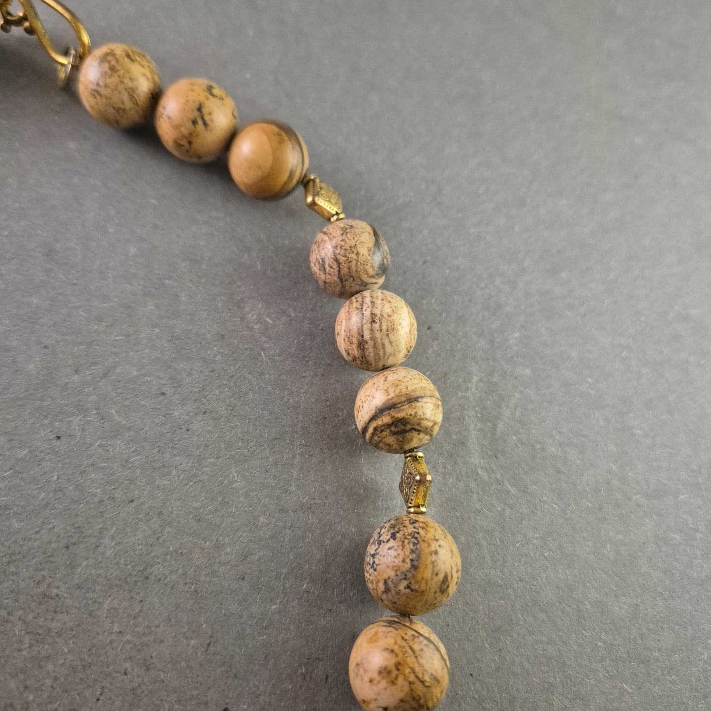 Vintage Halskette mit beige gemaserten Steinen – Naturdesign im Ethno-Stil