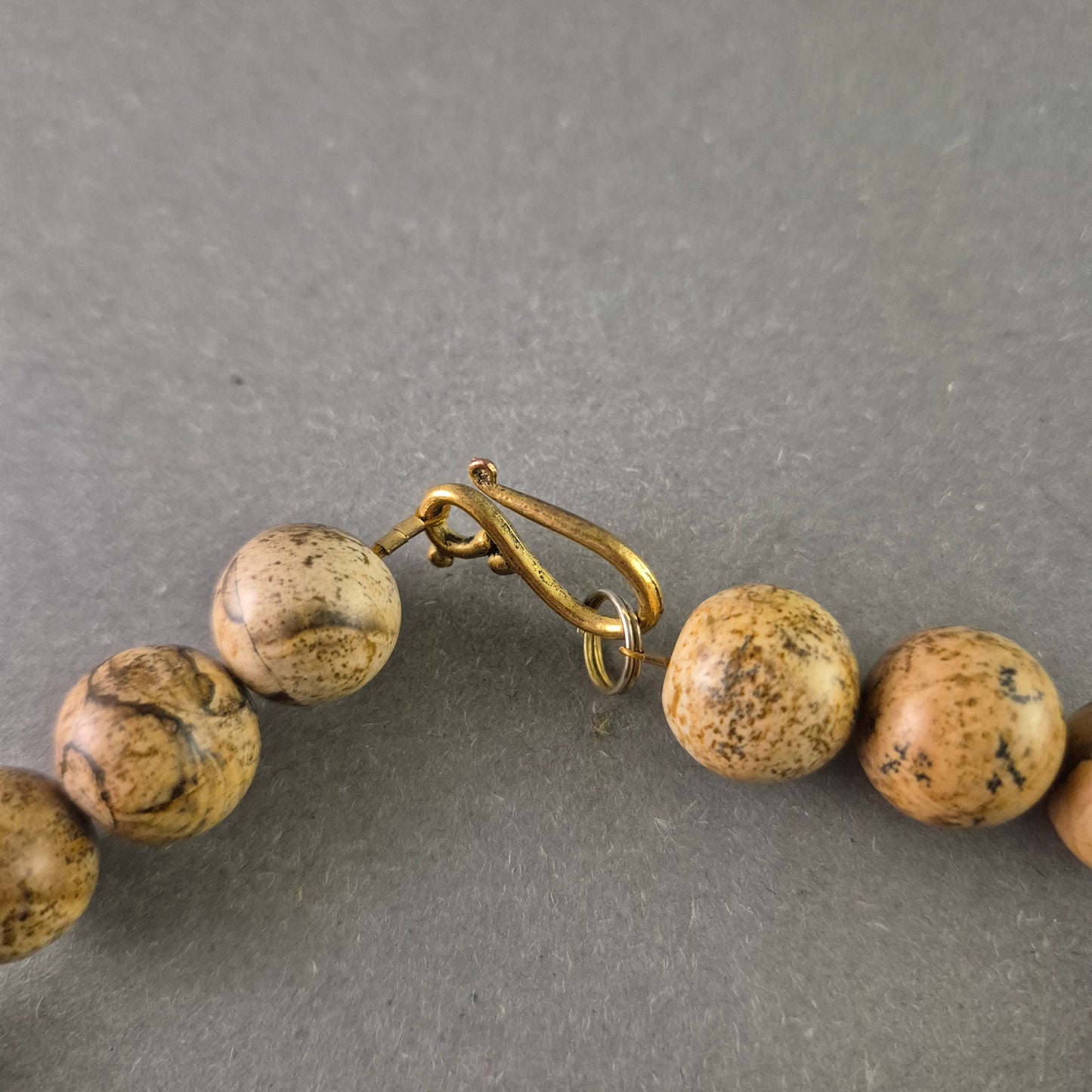 Vintage Halskette mit beige gemaserten Steinen – Naturdesign im Ethno-Stil