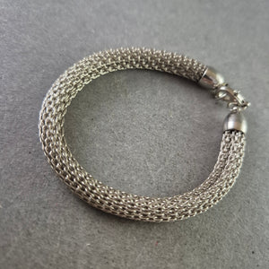 Elegante silberfarbene Damen Kette – Breites Gliederdesign mit Struktur