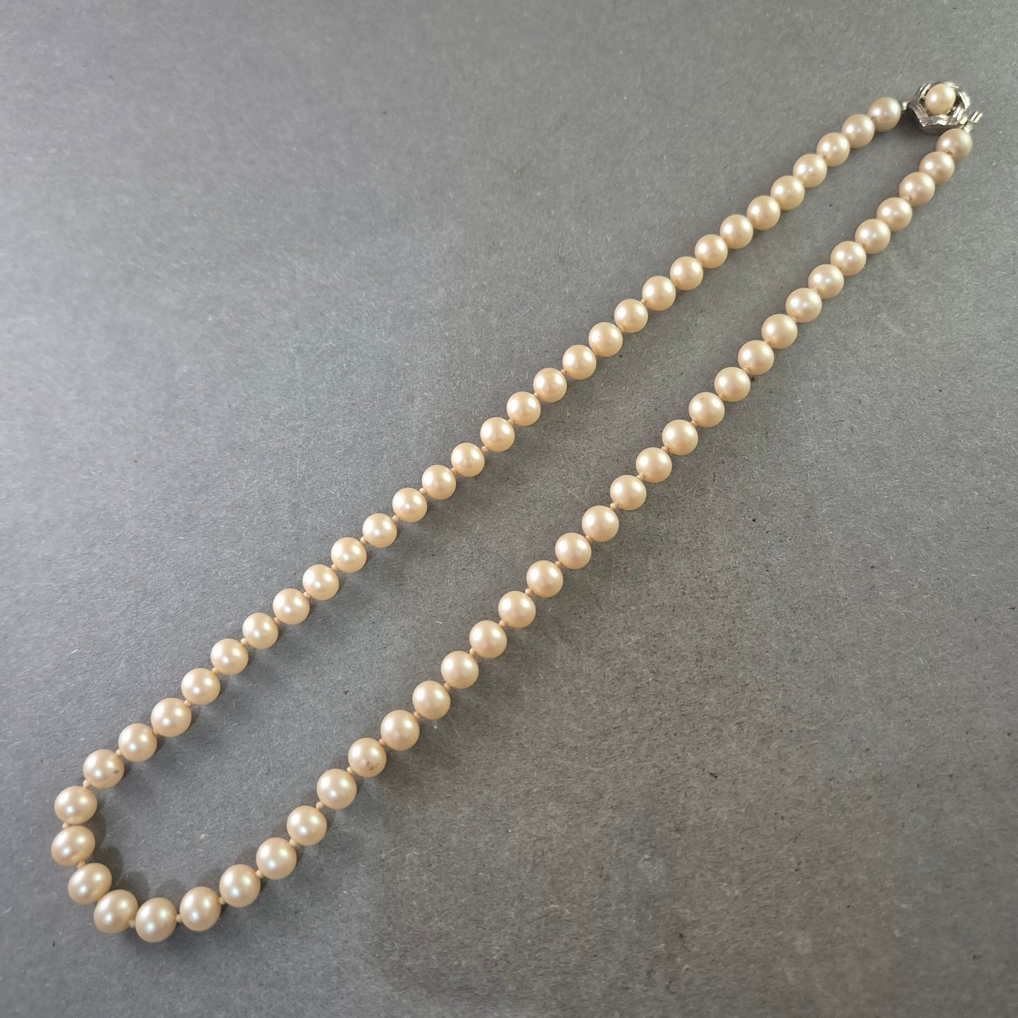 Klassische Perlen Halskette – Eleganz aus zartem Schimmer