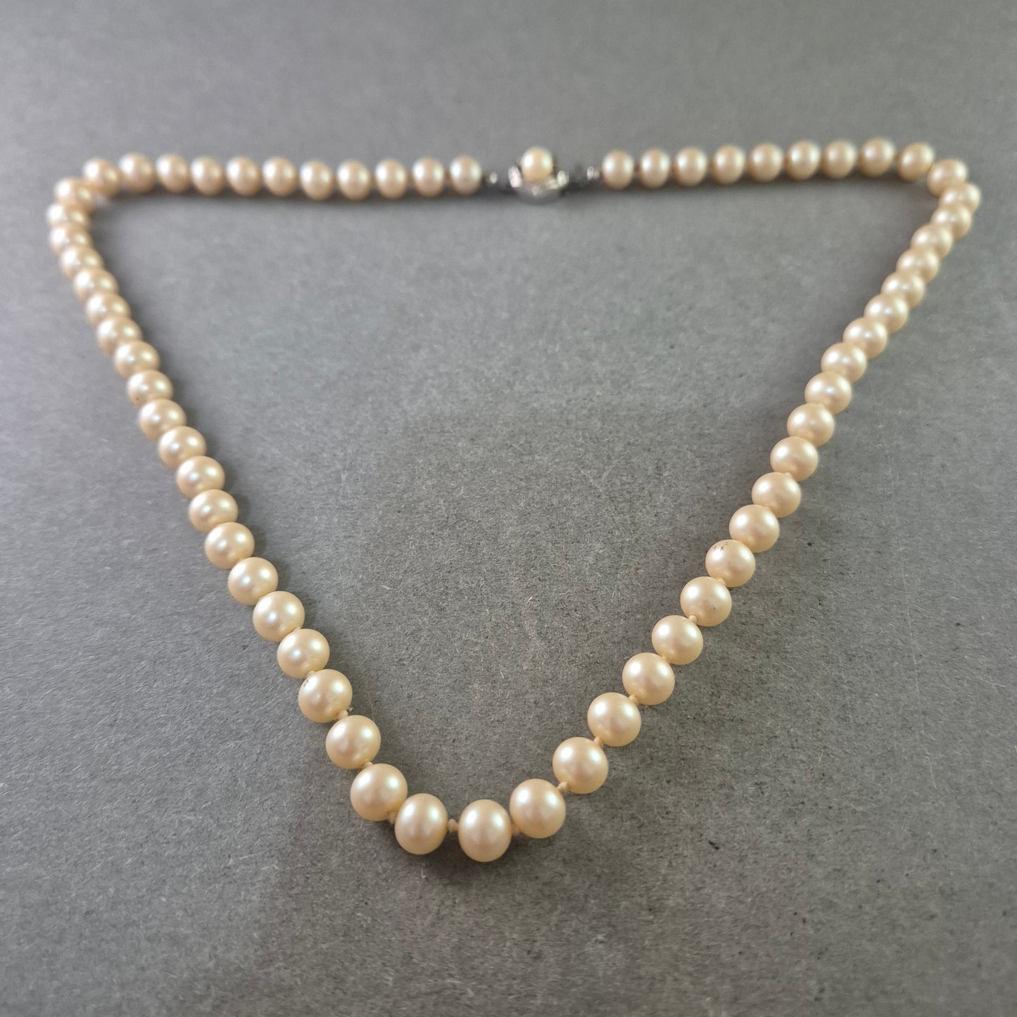 Klassische Perlen Halskette – Eleganz aus zartem Schimmer