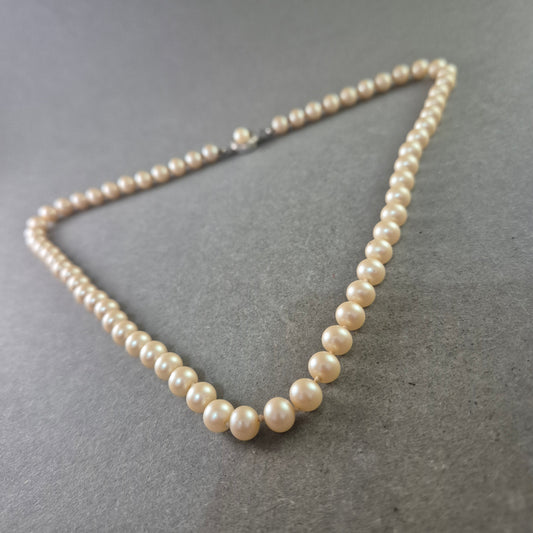 Klassische Perlen Halskette – Eleganz aus zartem Schimmer