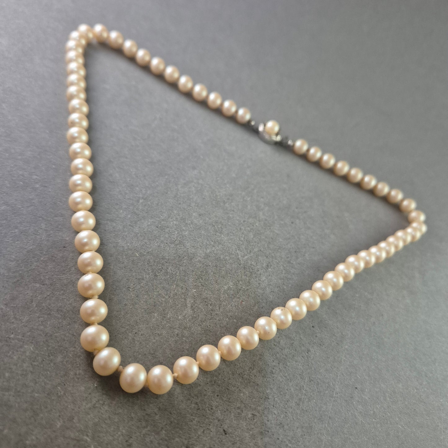 Klassische Perlen Halskette – Eleganz aus zartem Schimmer