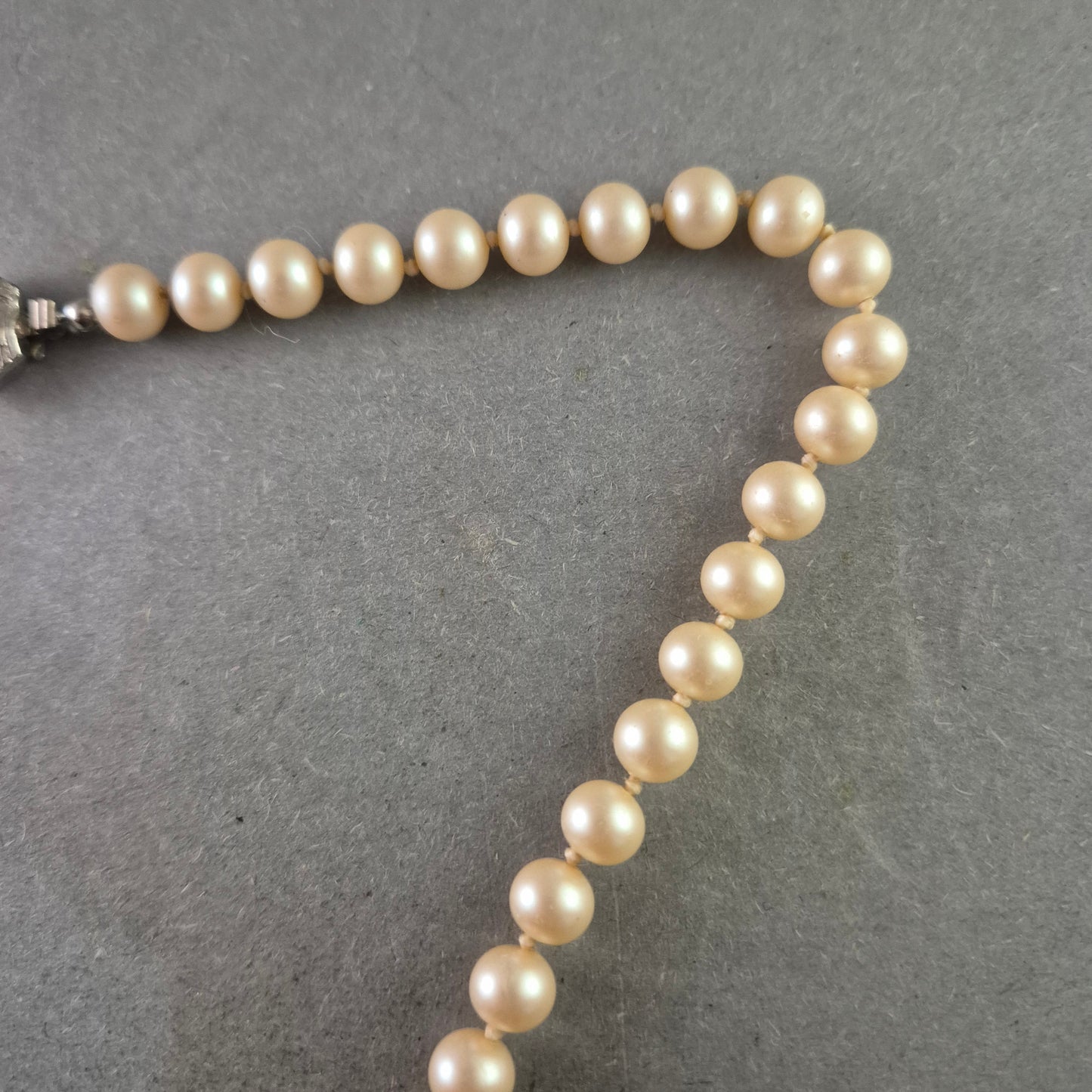 Klassische Perlen Halskette – Eleganz aus zartem Schimmer