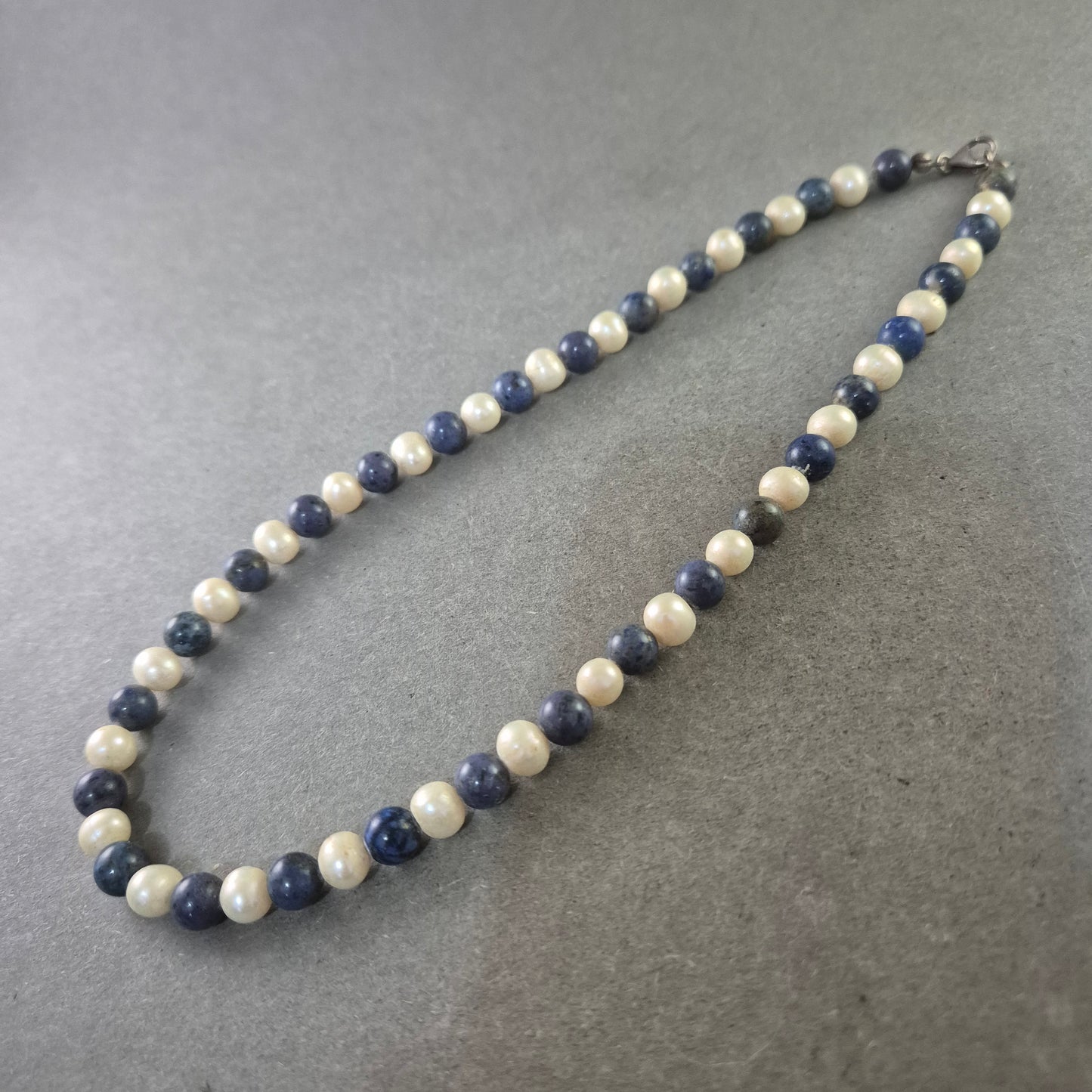 Elegante Halskette aus Sodalith und Perlen – Harmonisches Farbspiel
