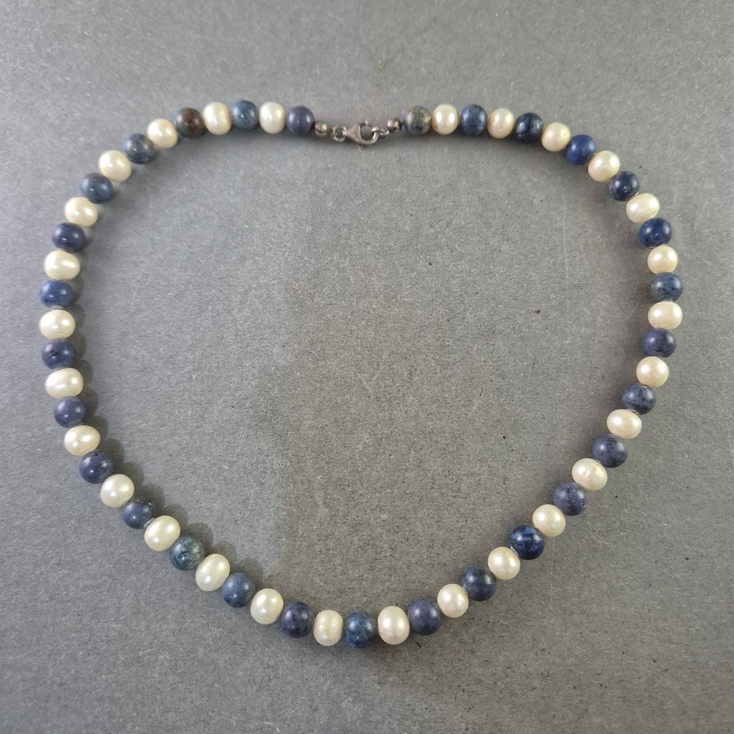 Elegante Halskette aus Sodalith und Perlen – Harmonisches Farbspiel
