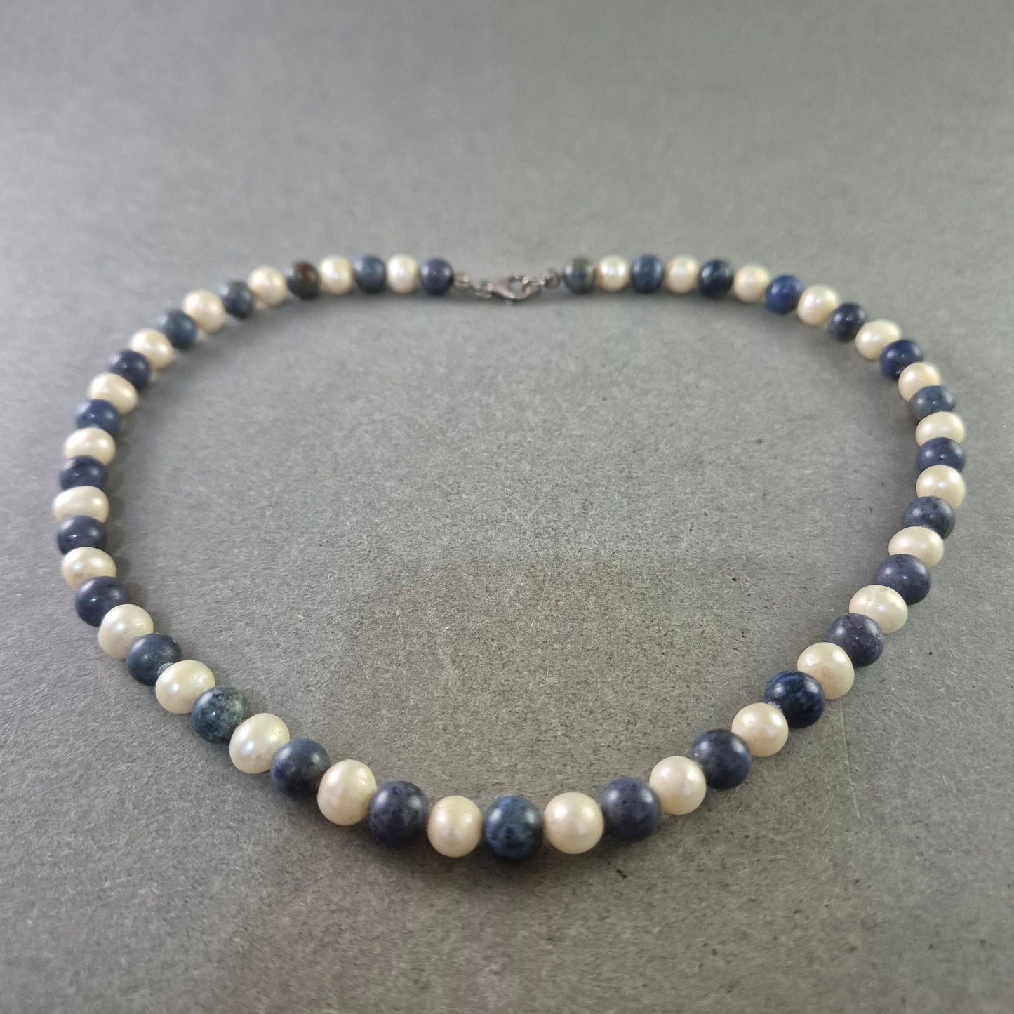 Elegante Halskette aus Sodalith und Perlen – Harmonisches Farbspiel