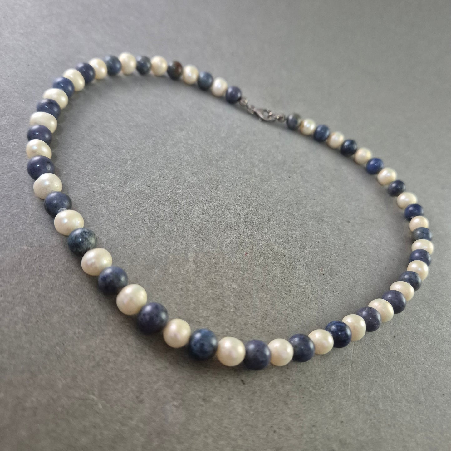 Elegante Halskette aus Sodalith und Perlen – Harmonisches Farbspiel