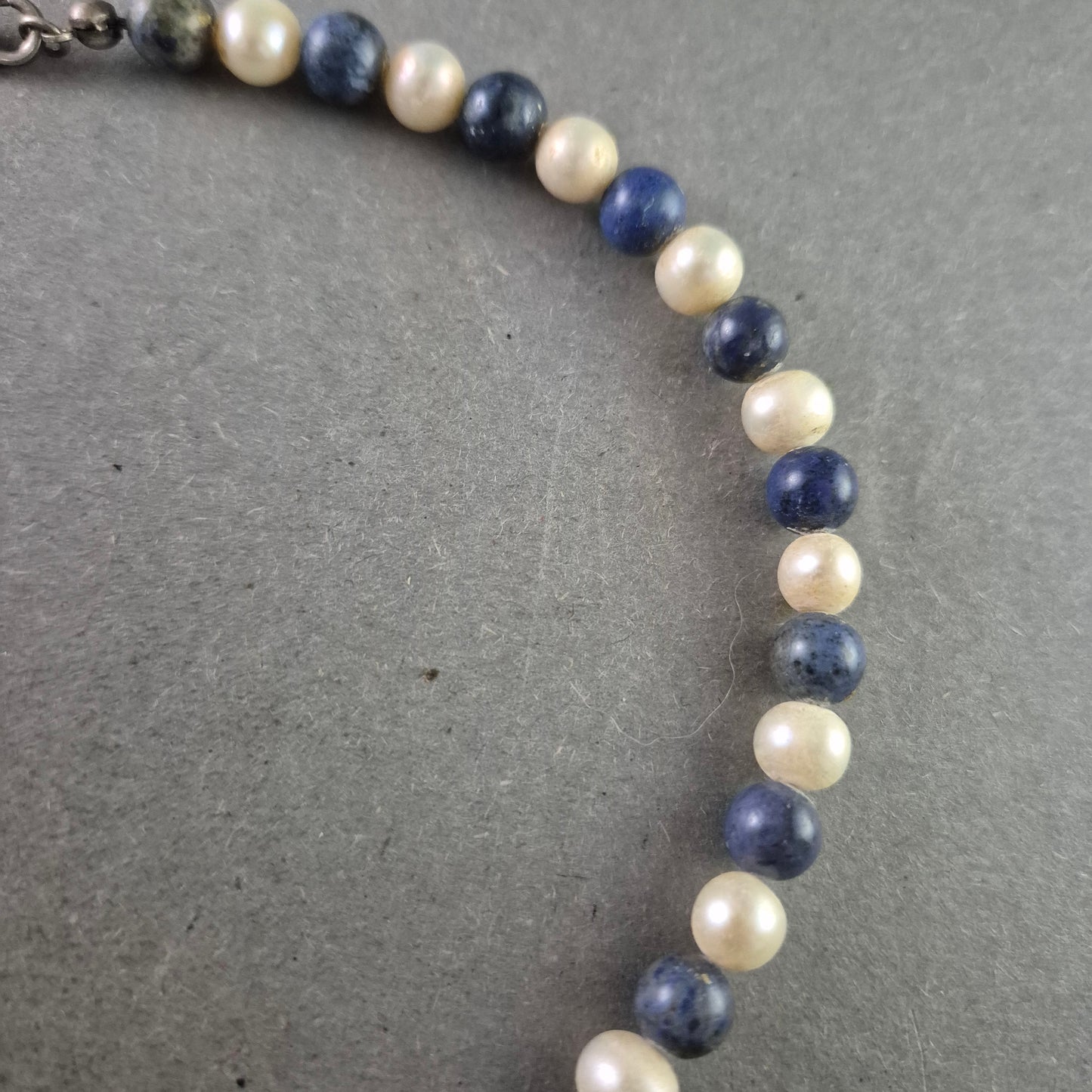 Elegante Halskette aus Sodalith und Perlen – Harmonisches Farbspiel