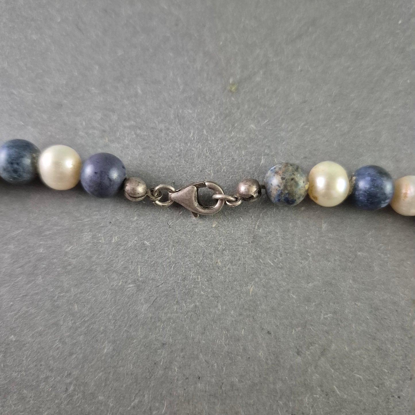 Elegante Halskette aus Sodalith und Perlen – Harmonisches Farbspiel