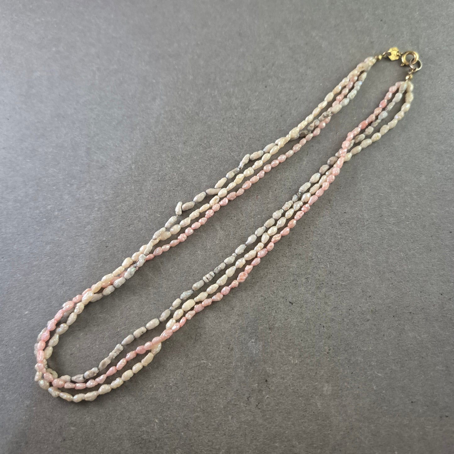 Mehrreihige Halskette aus schimmernden Pastellperlen – Zartes Farbenspiel