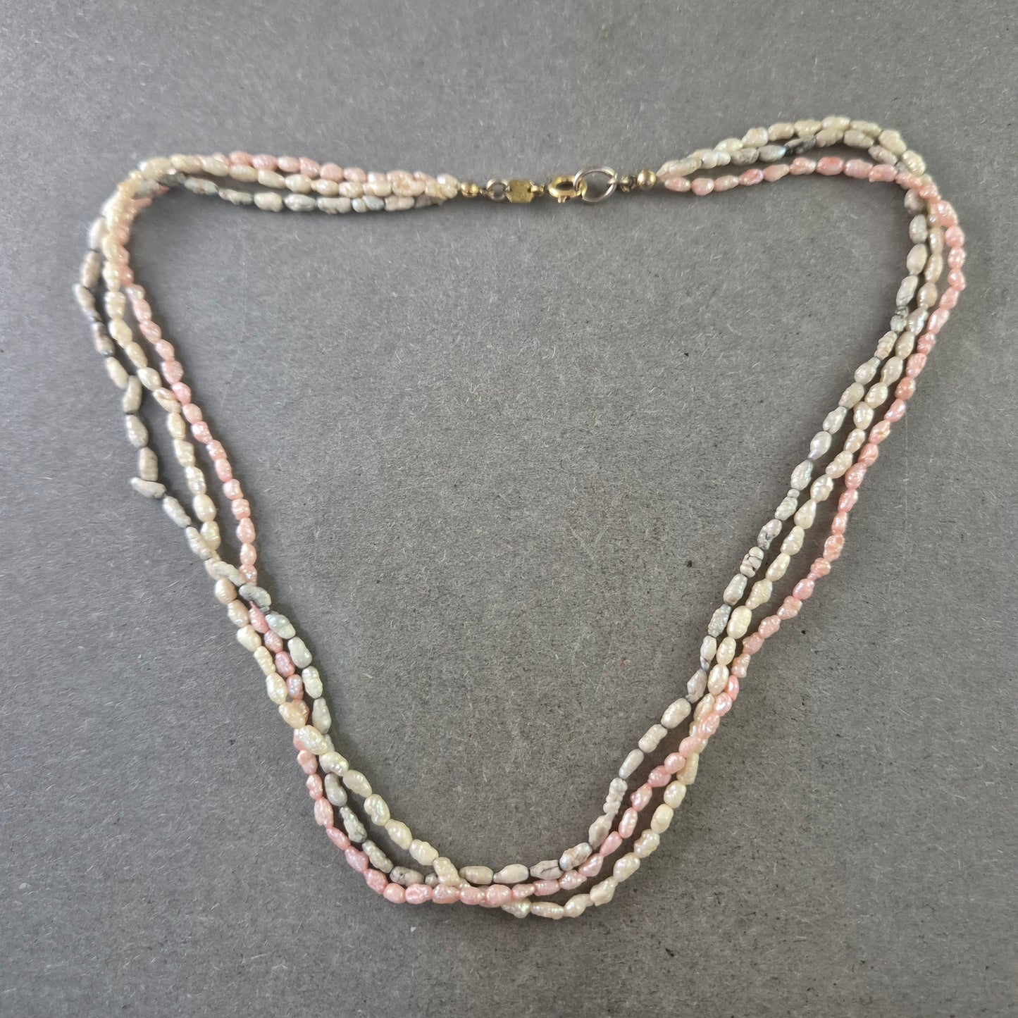 Mehrreihige Halskette aus schimmernden Pastellperlen – Zartes Farbenspiel