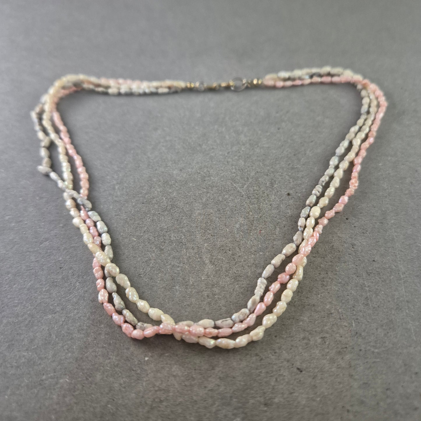 Mehrreihige Halskette aus schimmernden Pastellperlen – Zartes Farbenspiel